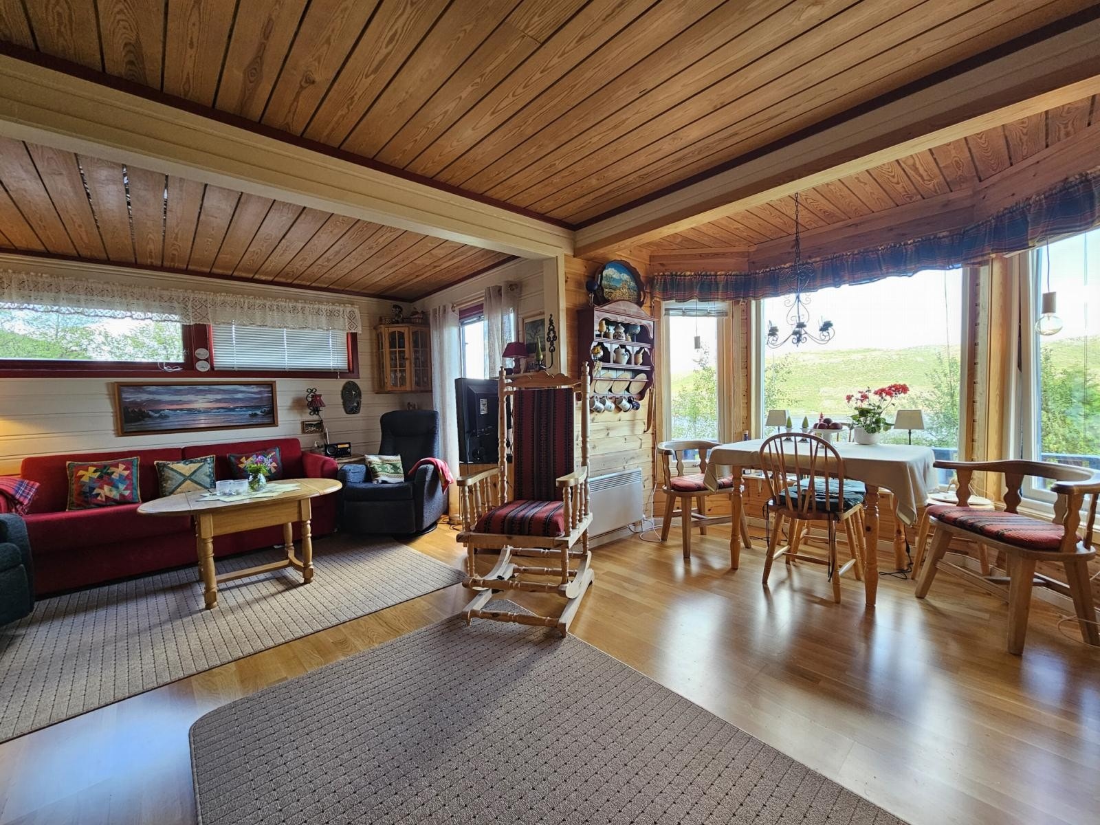 Lyst og trivelig inne i hytta Galleribilde