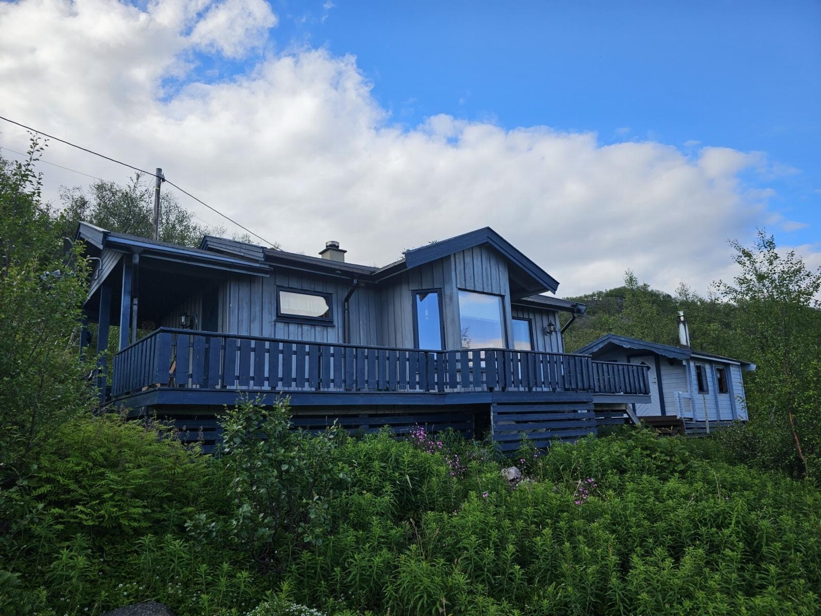 Hyttta ligger fint til i et rolig og trivelig hyttefelt Galleribilde