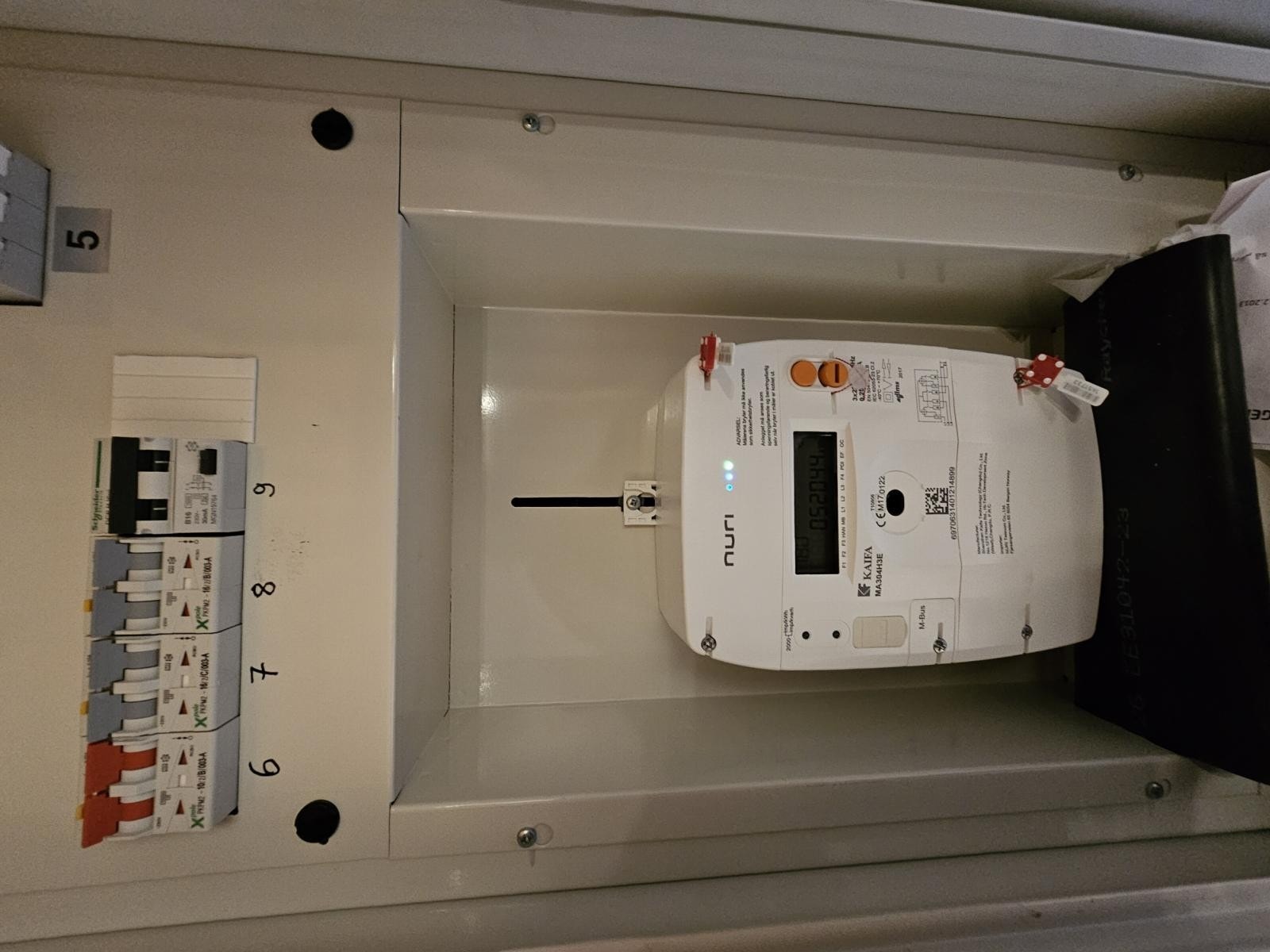 Det er innlagt strøm til hytta Galleribilde