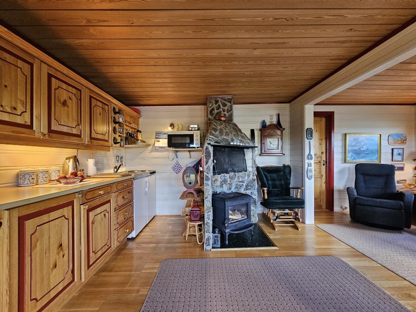 Kjøkkenet og stua er i åpen løsning Galleribilde