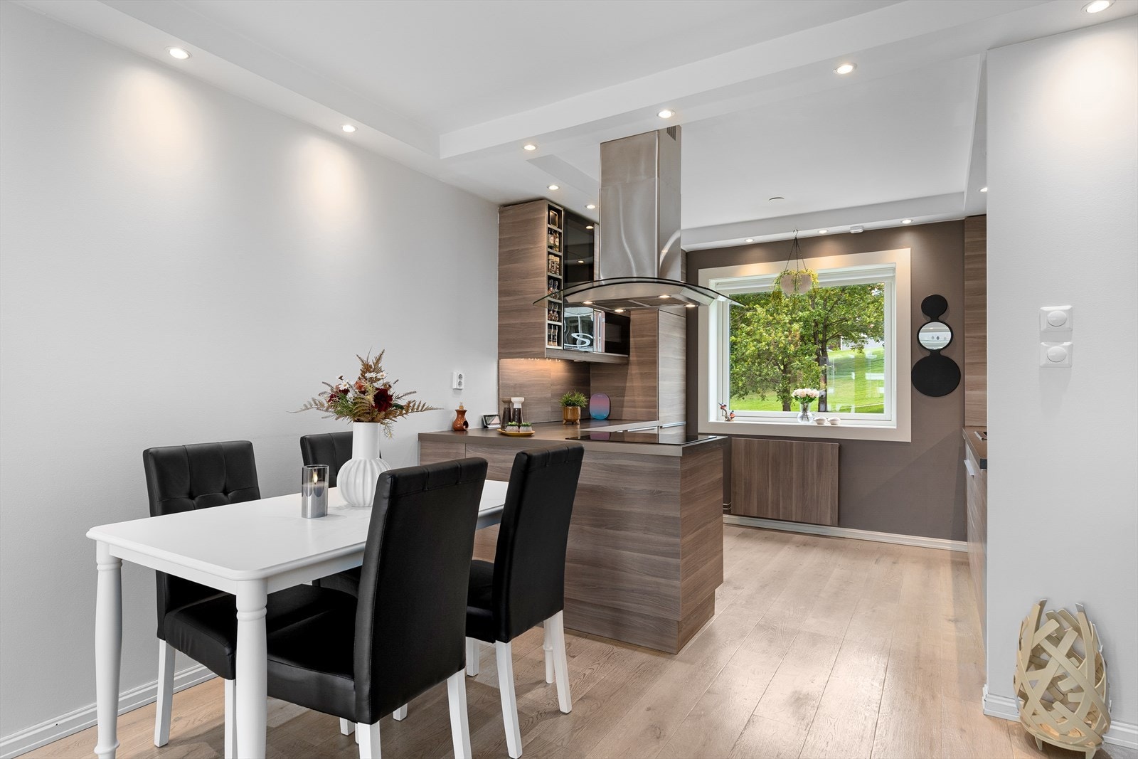 Det er god plass til å innrede en større spisegruppe mellom stue og kjøkken. Her kan en invitere gode venner og familie på en hyggeligere middag. Galleribilde