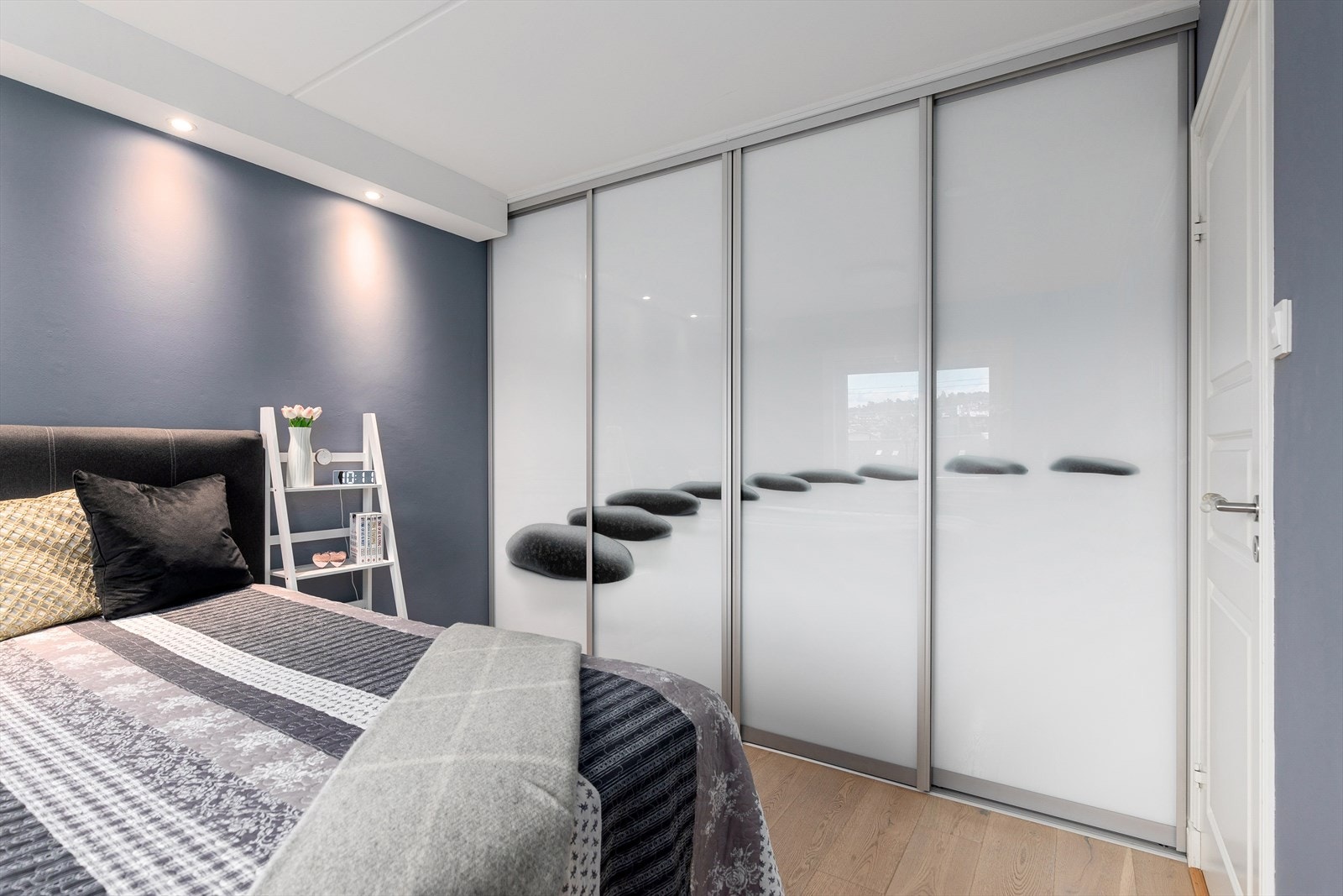 Soverommet har en større skyvedørsgarderobe med praktisk innredning. Galleribilde