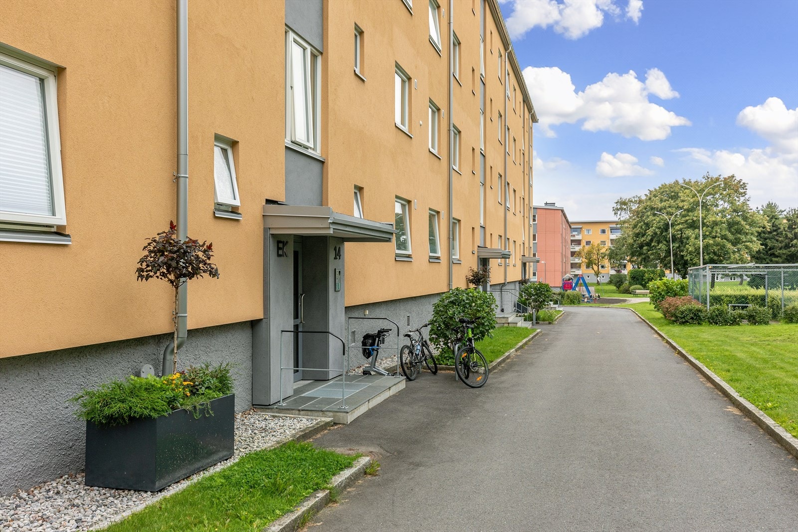 Tak og fasade fikk en rehabilitering i 2021 og vinduer og balkongdører ble byttet ut. Galleribilde