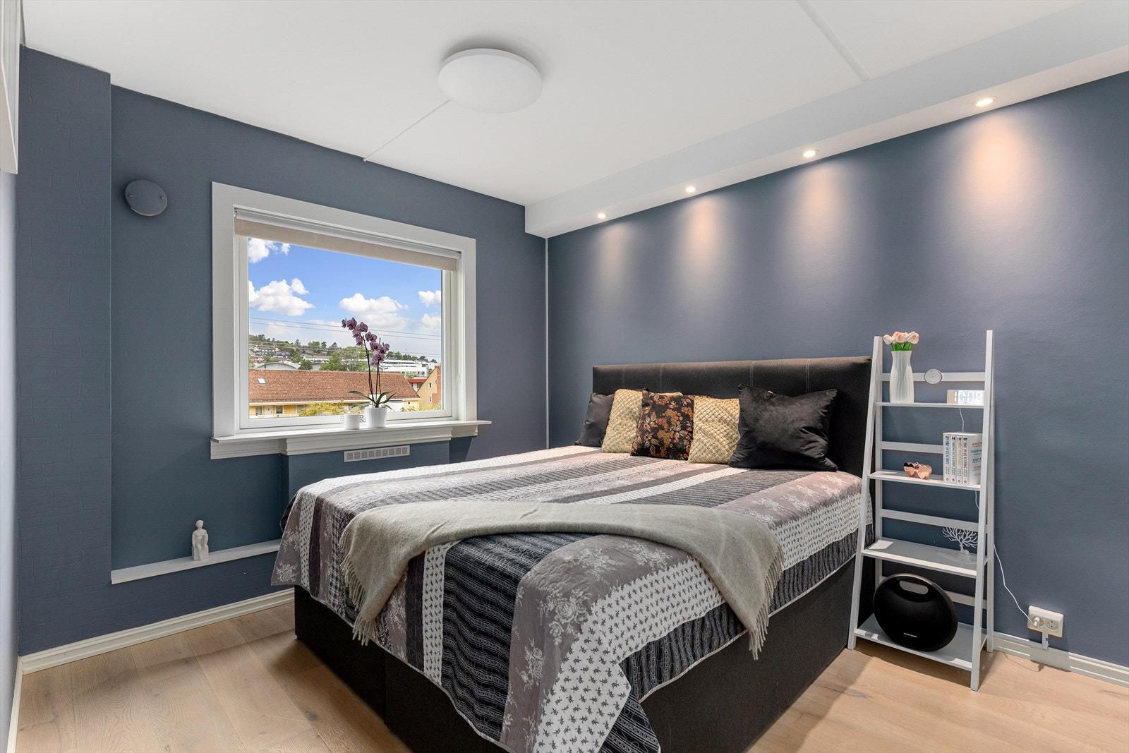 Soverom 1 er av meget god størrelse med god plass til å innrede stor seng, nattbord og annet ønsket møblement. Galleribilde