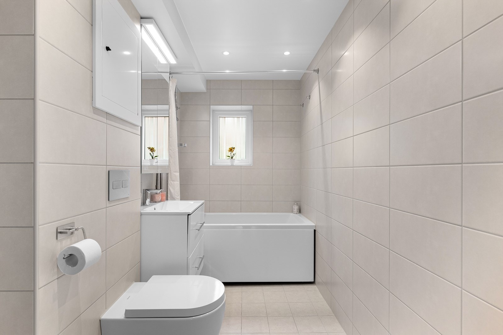 Lekkert, helfliset baderom med varmekabler i gulv og downlights i himling. Badet ble totalrenovert i 2021 i regi av borettslaget. Galleribilde