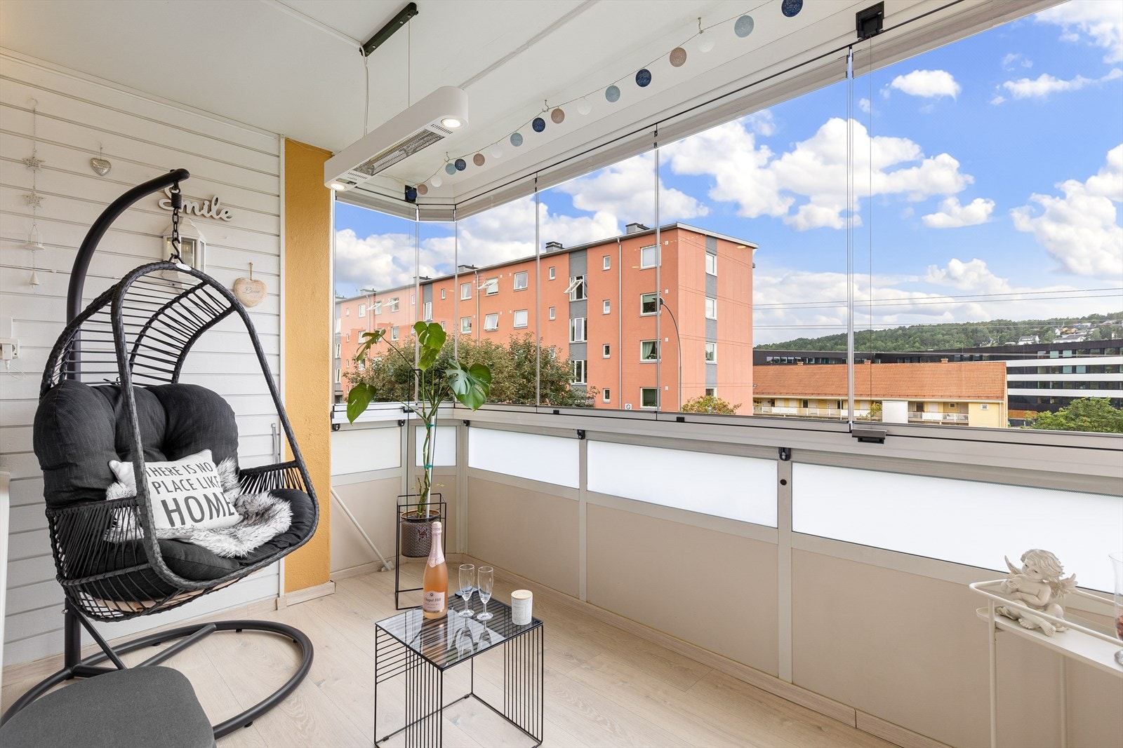 Fra stuen har du adkomst til en 7 kvm sørvest-vendt innglasset balkong. Galleribilde