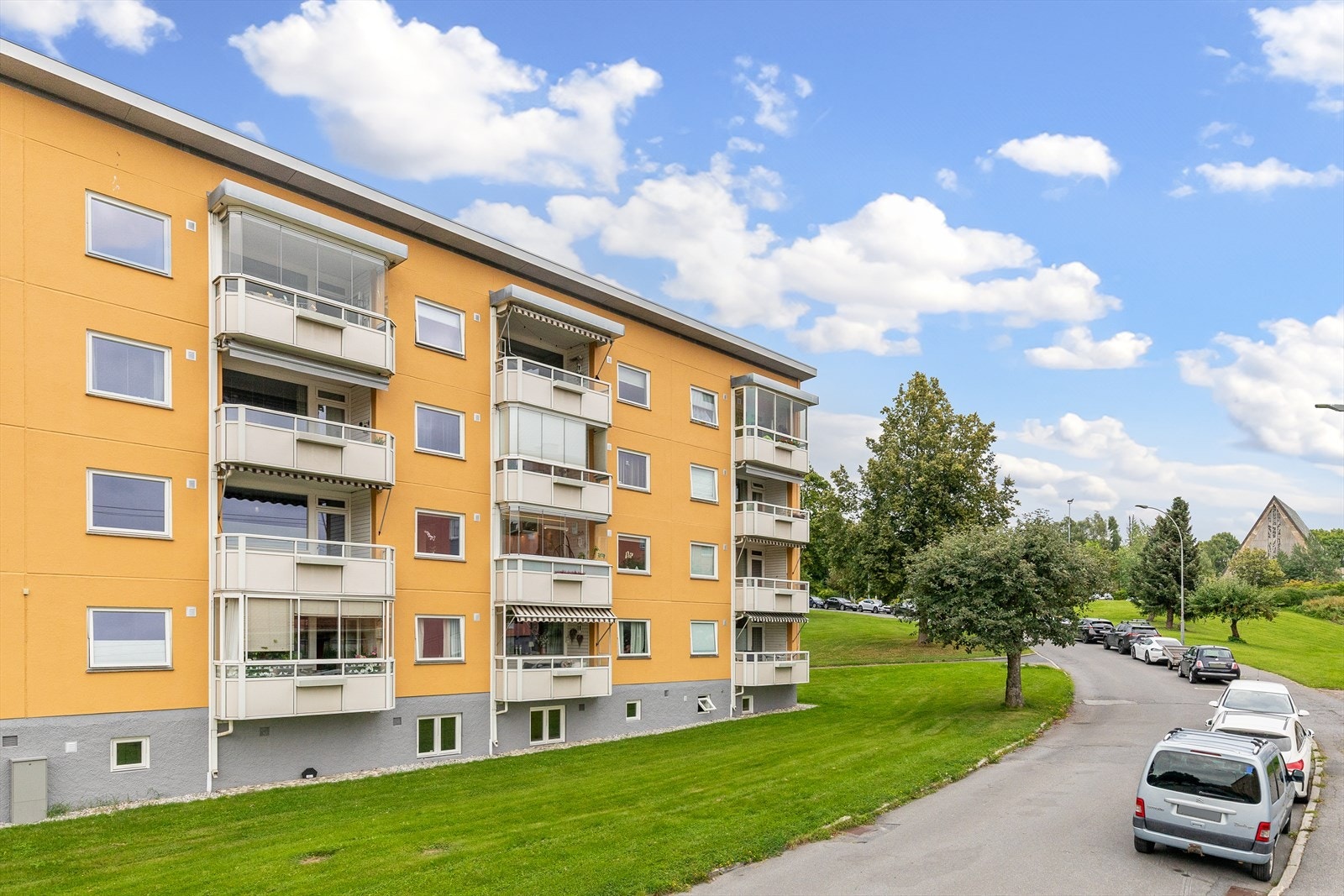 Det er mulighet for å leie parkeringsplass i borettslagets garasje. Selger har leid garasjeplass med elbil-lader. Det tas forbehold om at en eier et kjøretøy (må dokumenteres) for å leie plass, samt at det er ledige plasser. Galleribilde
