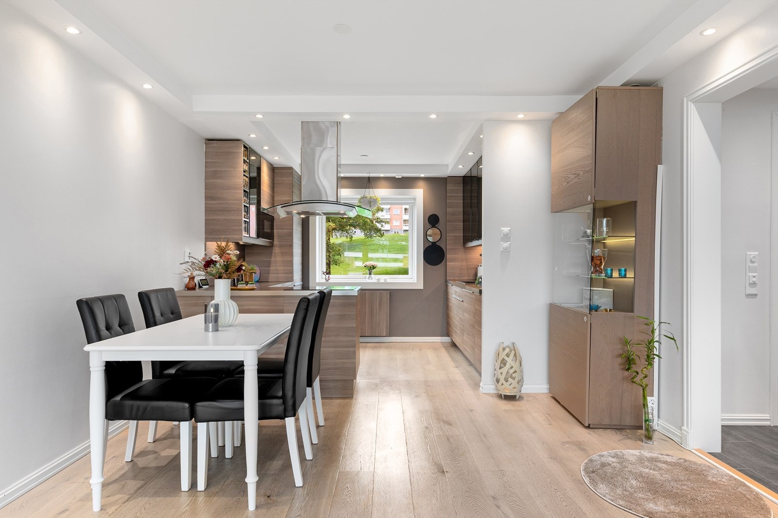 Oppholdsrommet har dimbar downlights-belysning som gjør det enkelt å sette stemningen med riktig belysning. Galleribilde