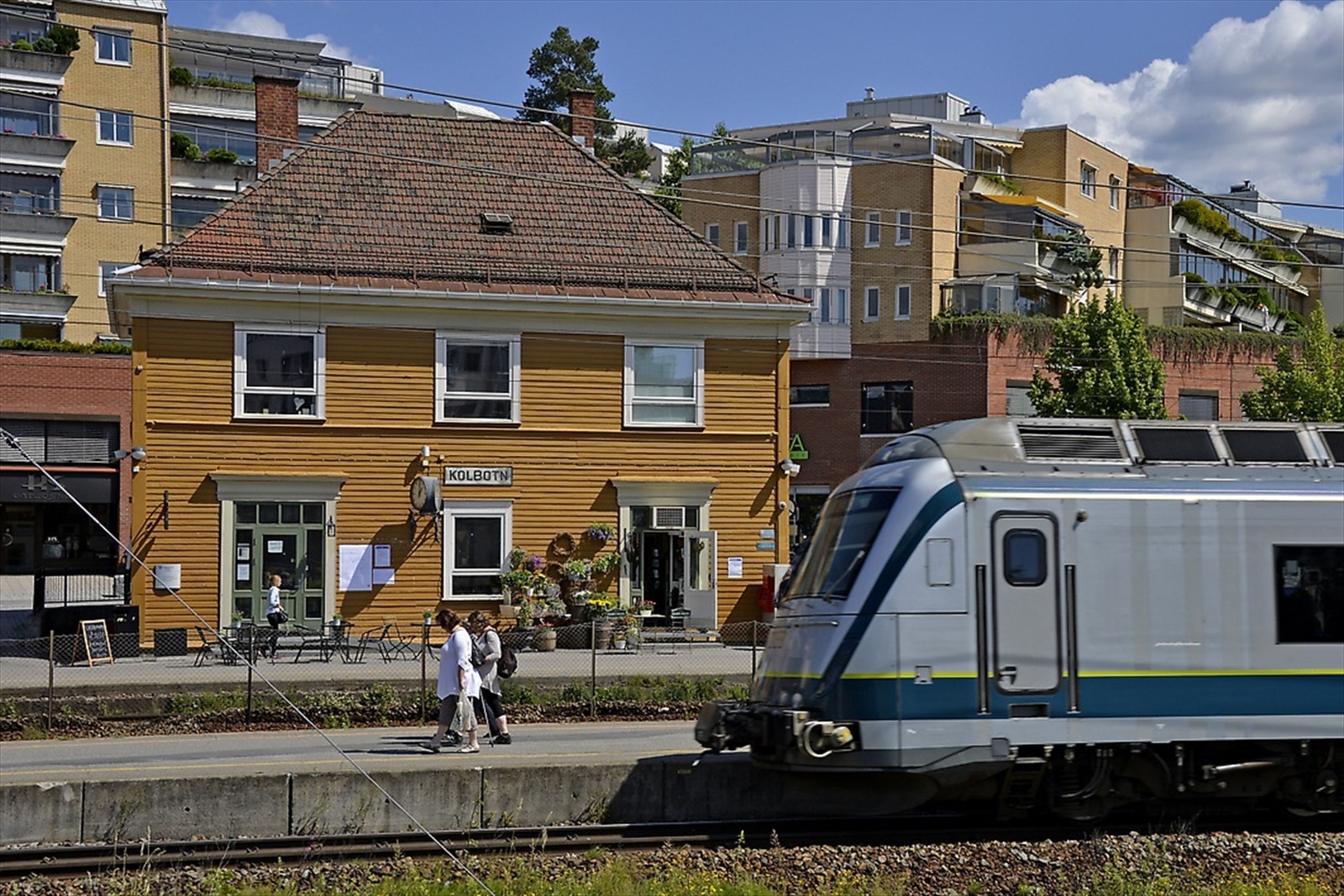 Du er på togstasjonen på ca fire minutter, og herfra er du på Oslo S på få minutter Galleribilde