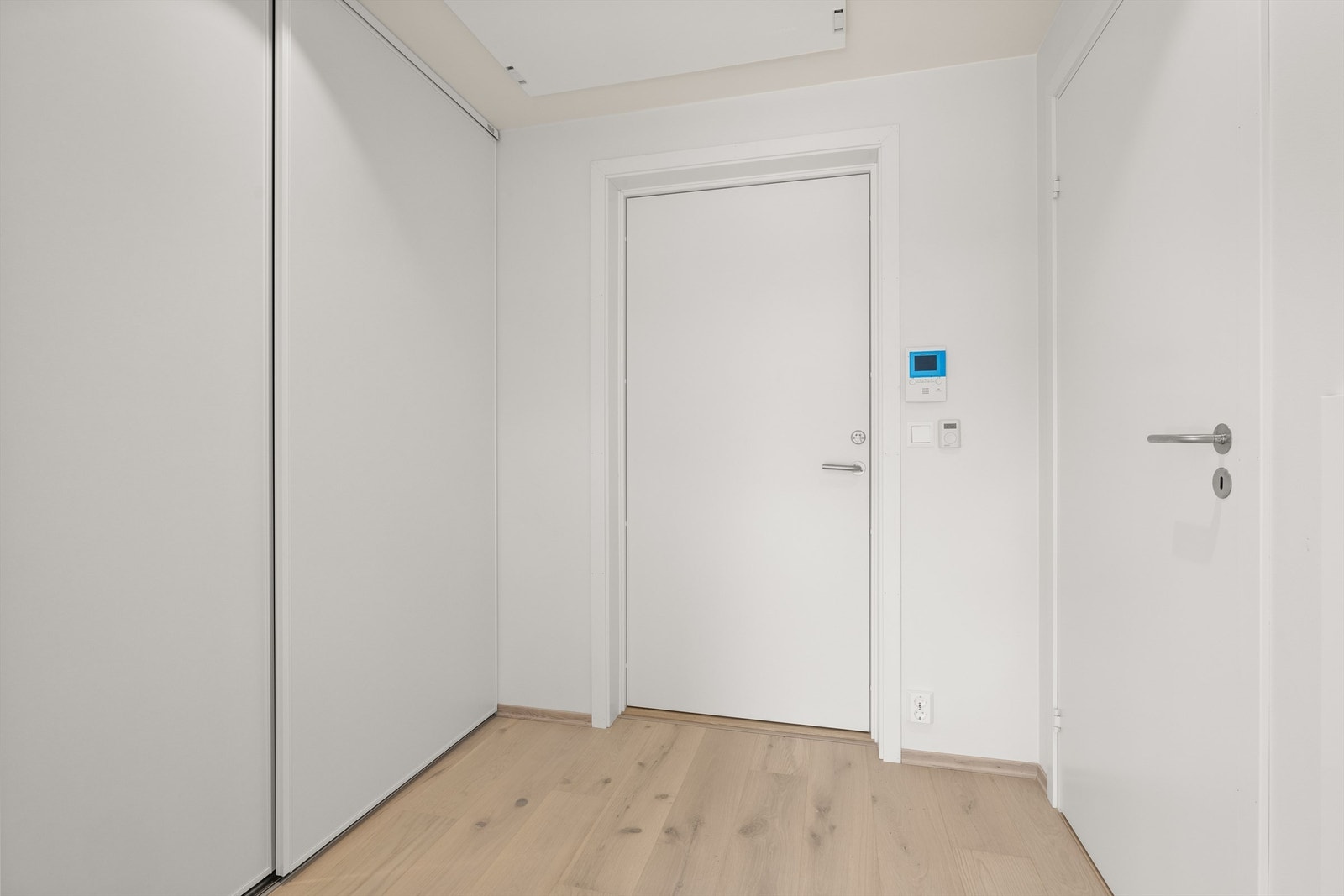 Entré/gang med skyvedørsgarderobe Galleribilde