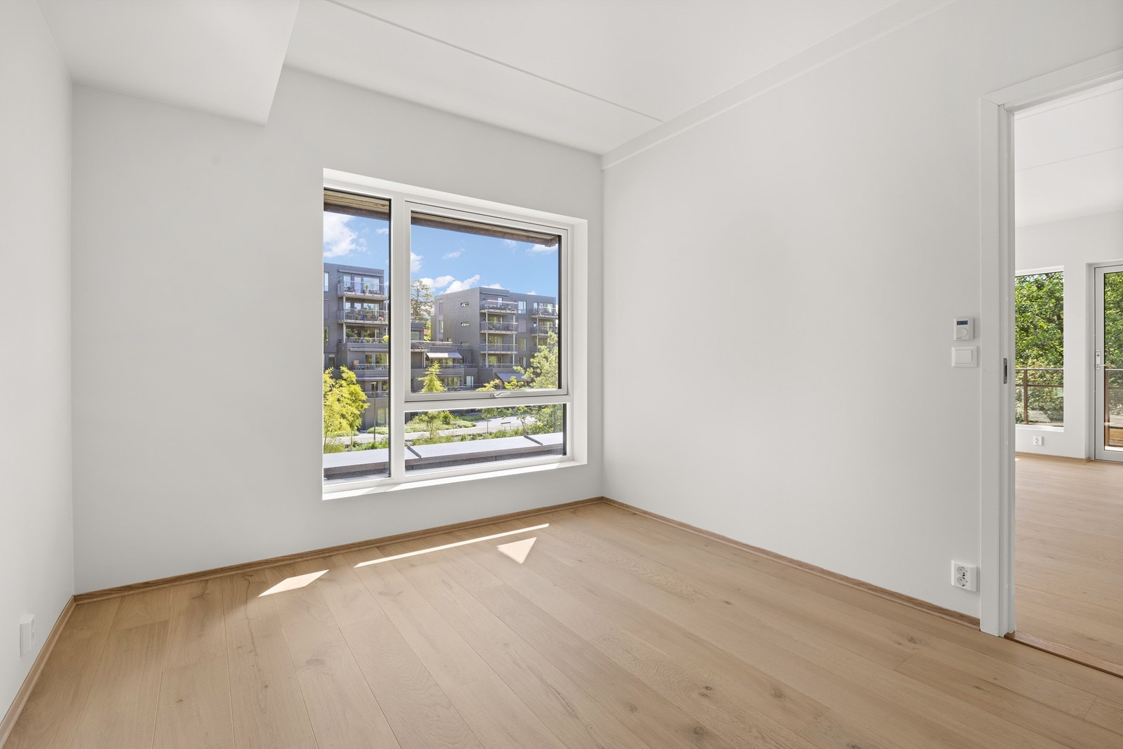 Soverom med 1-stavs parkett med vannbåren gulvvarme og plass til garderobeskap Galleribilde