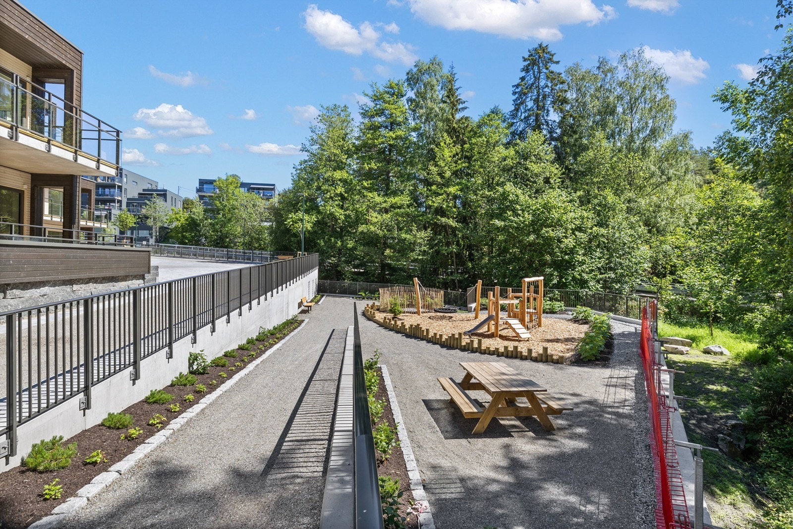 Felles lekeplass med sittegruppe Galleribilde