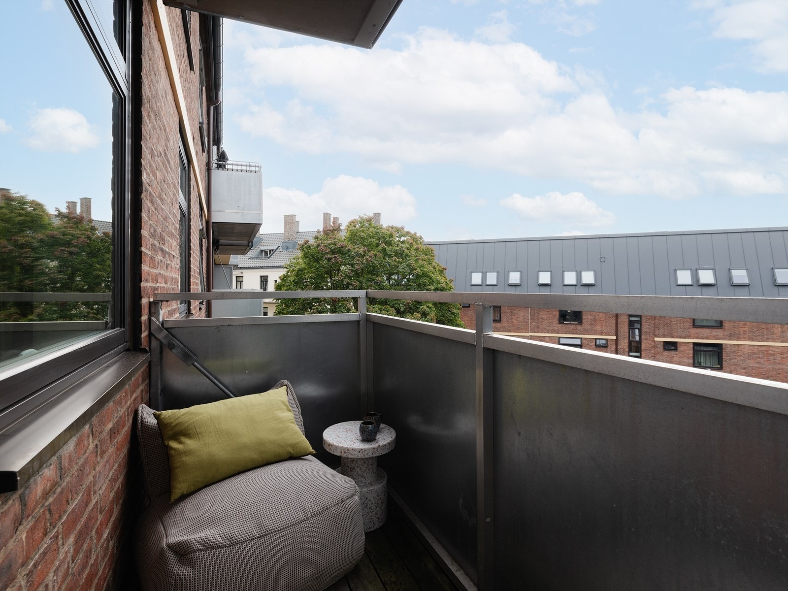 Fra stuen har du utgang til en hyggelig balkong, som fungerer som en forlengelse av leiligheten på sommerstid. Galleribilde