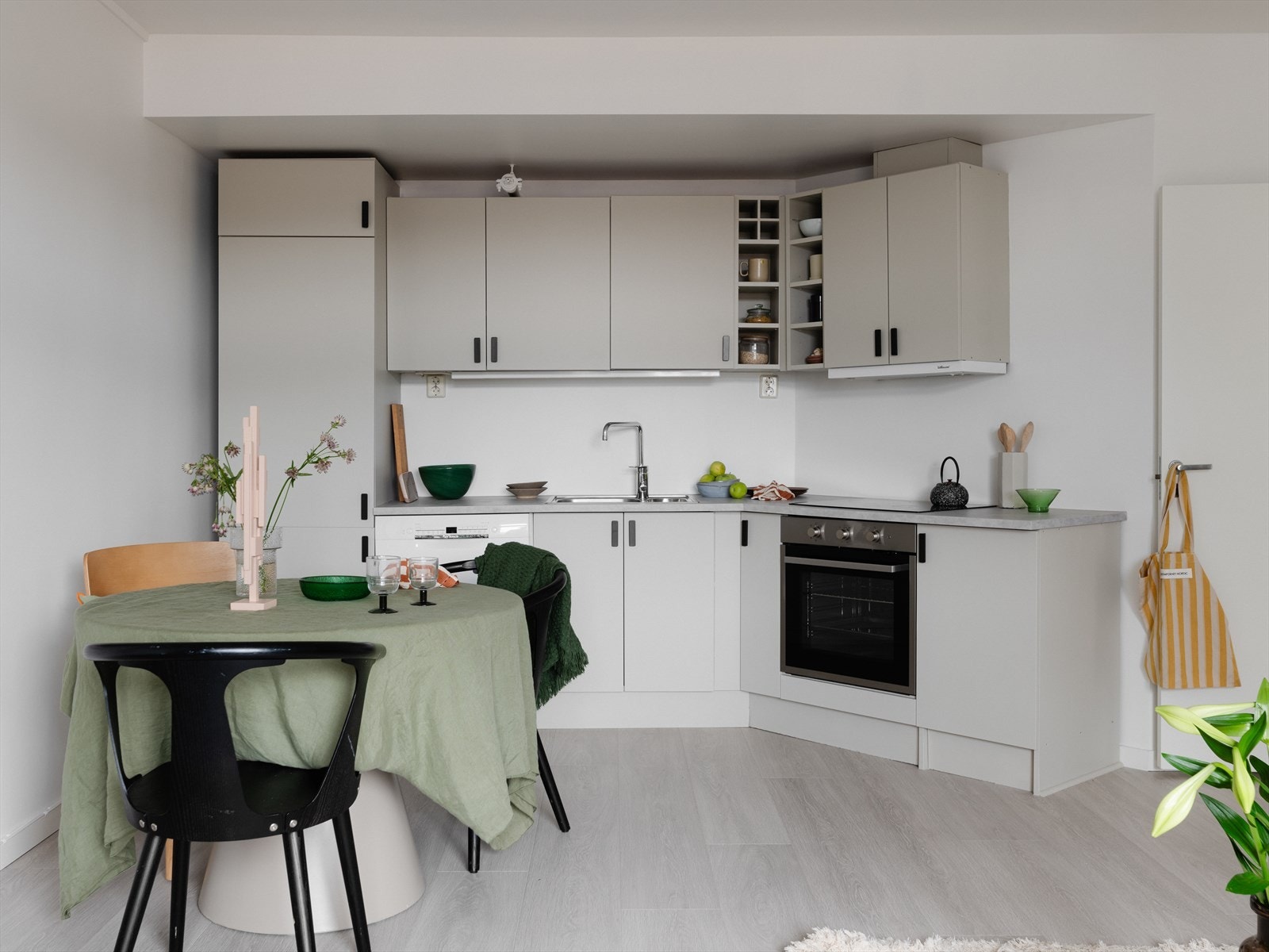 Her har du godt med skap- og benkeplass. Galleribilde