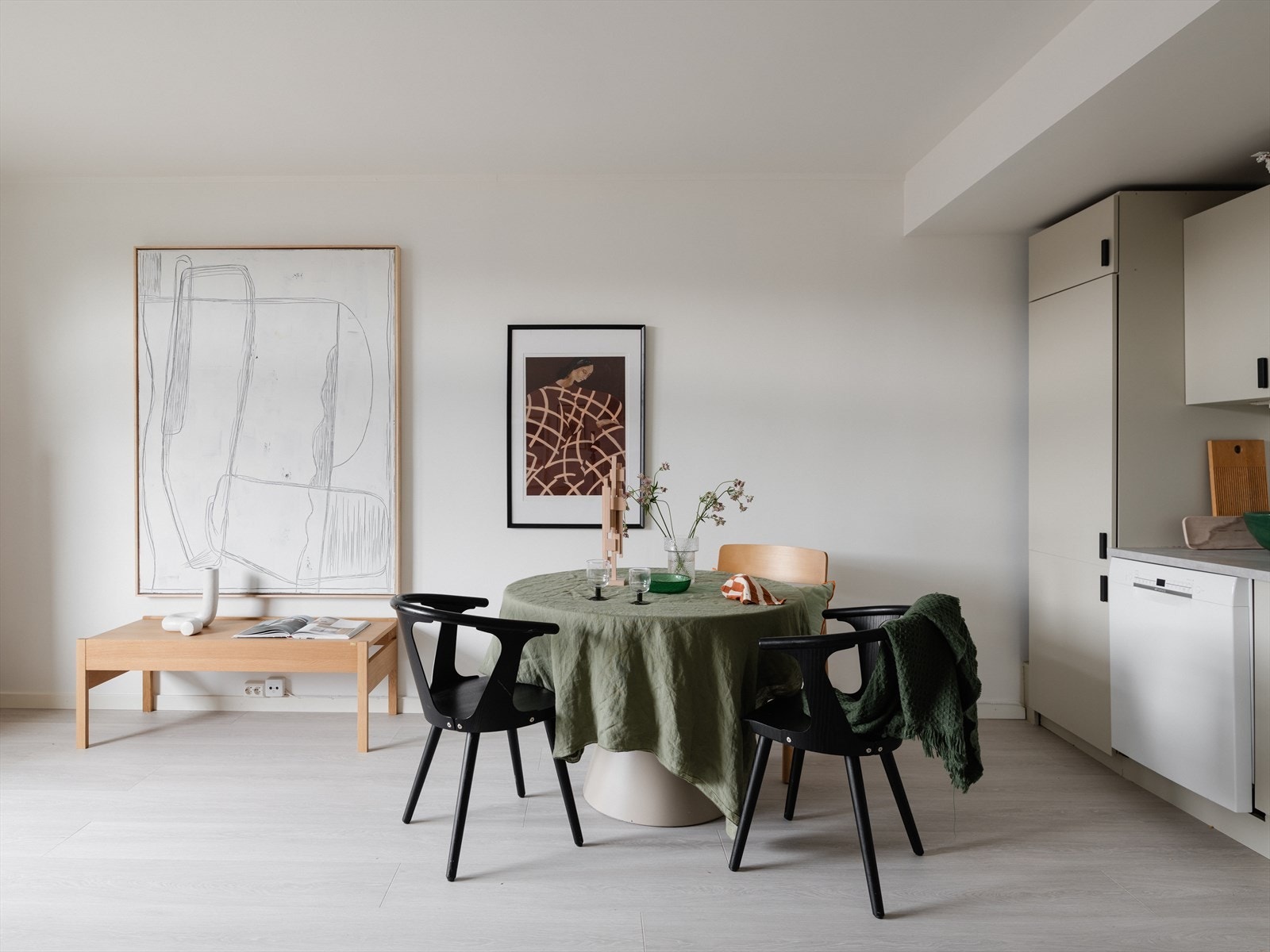 Velkommen til Dælenenggata 40B! Dette er en lys og herlig leilighet med god atmosfære i tillegg til en attraktiv beliggenhet. Galleribilde