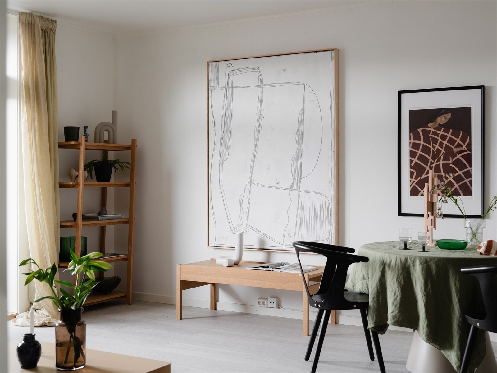 De store vindusflatene og den gode takhøyden kombinert med beliggenheten i 4.etasje sørger for mye naturlig lys gjennom hele dagen og en herlig romfølelse! Galleribilde