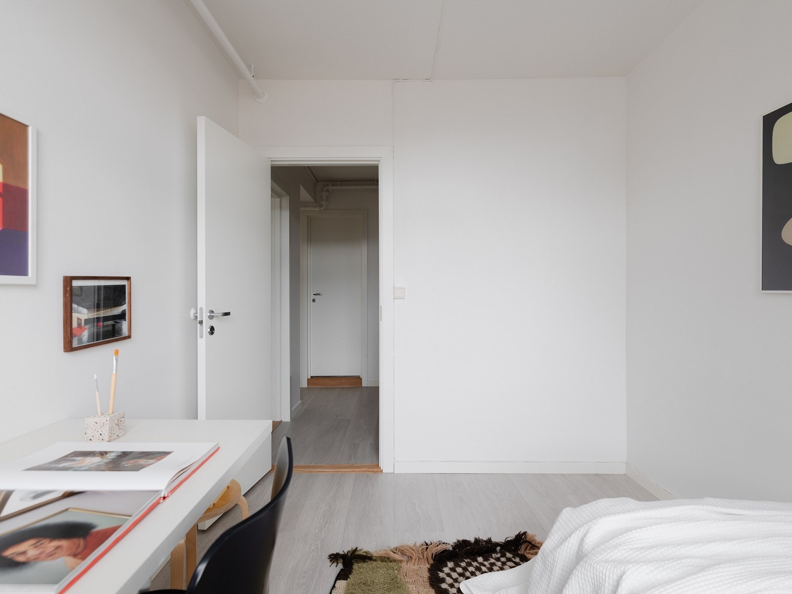 Her har du plass til seng, pult og garderobeløsninger. Galleribilde