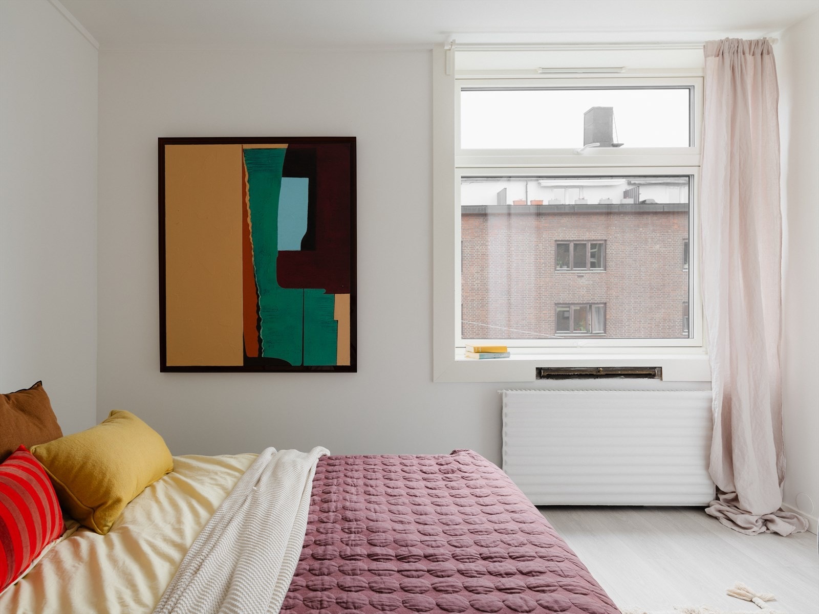 Det store vinduet kombinert med lyse overflater skaper en god romfølelse. Galleribilde