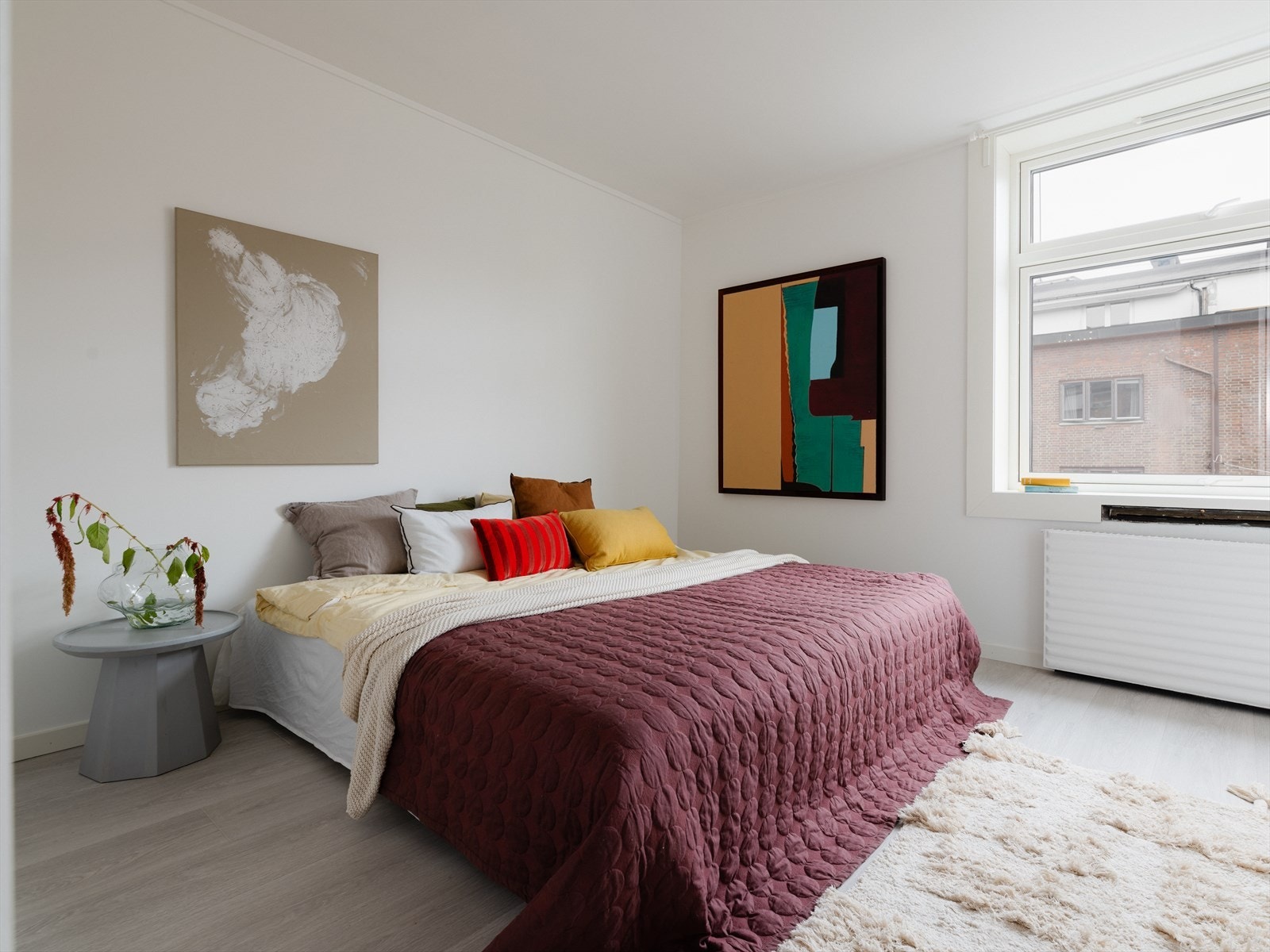 Hovedsoverommet er romslig, med god plass til dobbeltseng. Her har du også god plass til oppbevaringsløsninger. Galleribilde