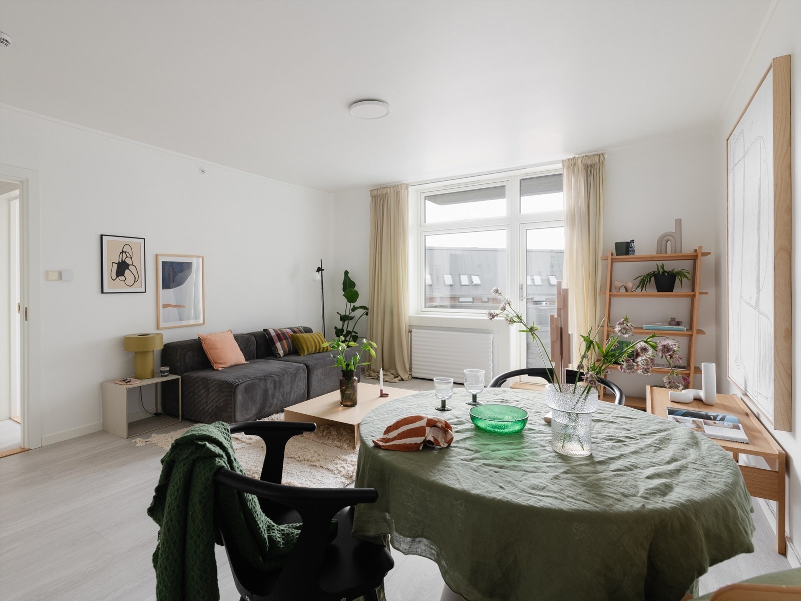 Det tidløse og lyse palettet gjør det enkelt å innrede etter egen stil og behov. Galleribilde