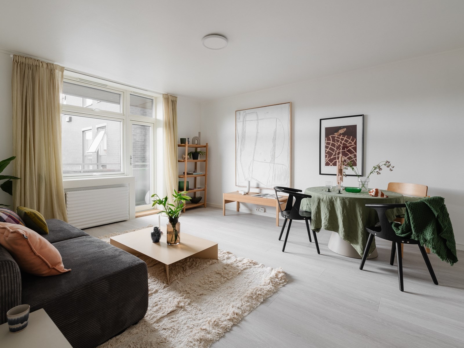 Spisestuen finner sin naturlige plass mellom stue- og kjøkkendel. Galleribilde