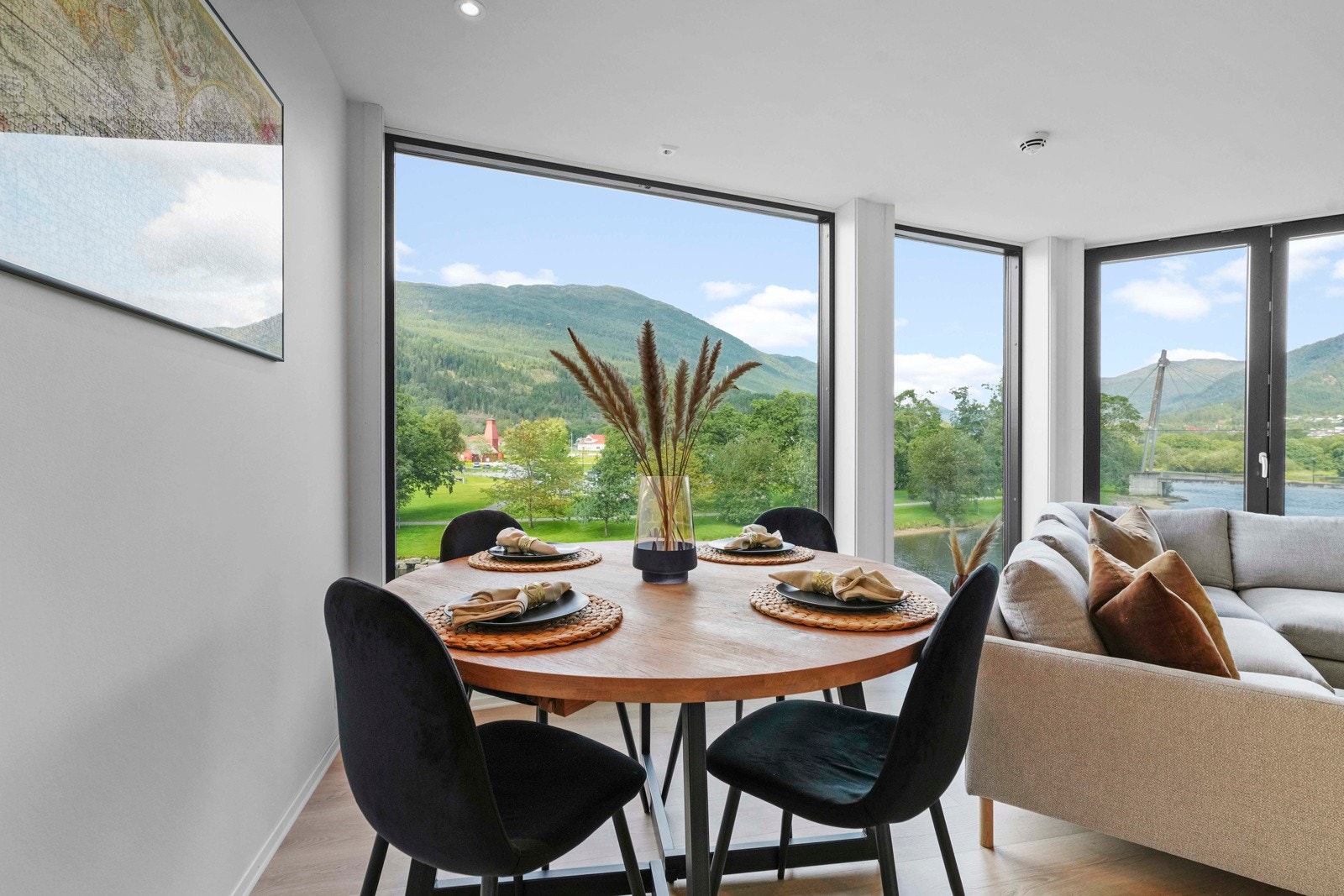 Leiligheten har store vindu og fransk balkong ned mot elva Galleribilde