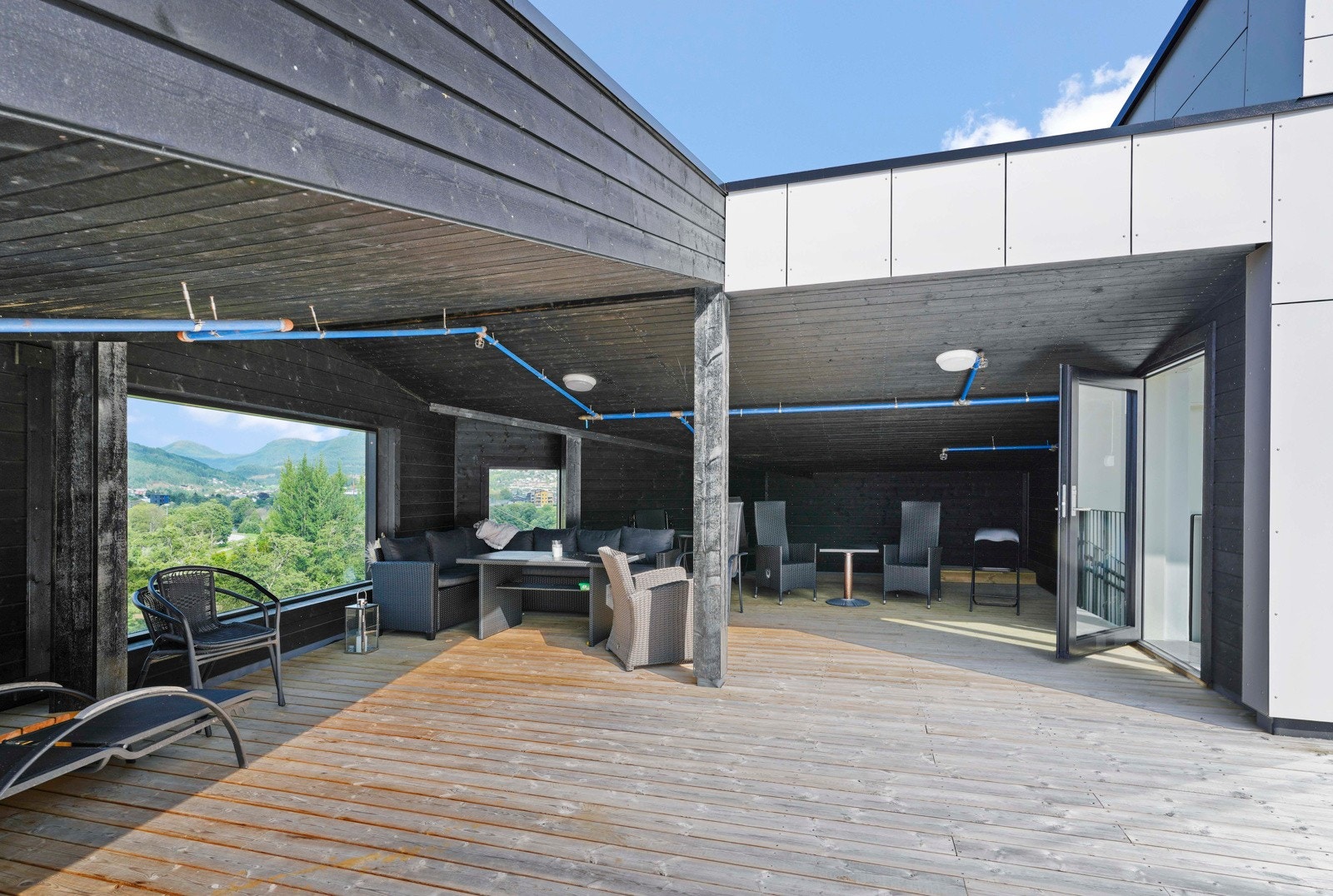 Deler av takterrassen har overbygg og vindu ned mot elva Galleribilde