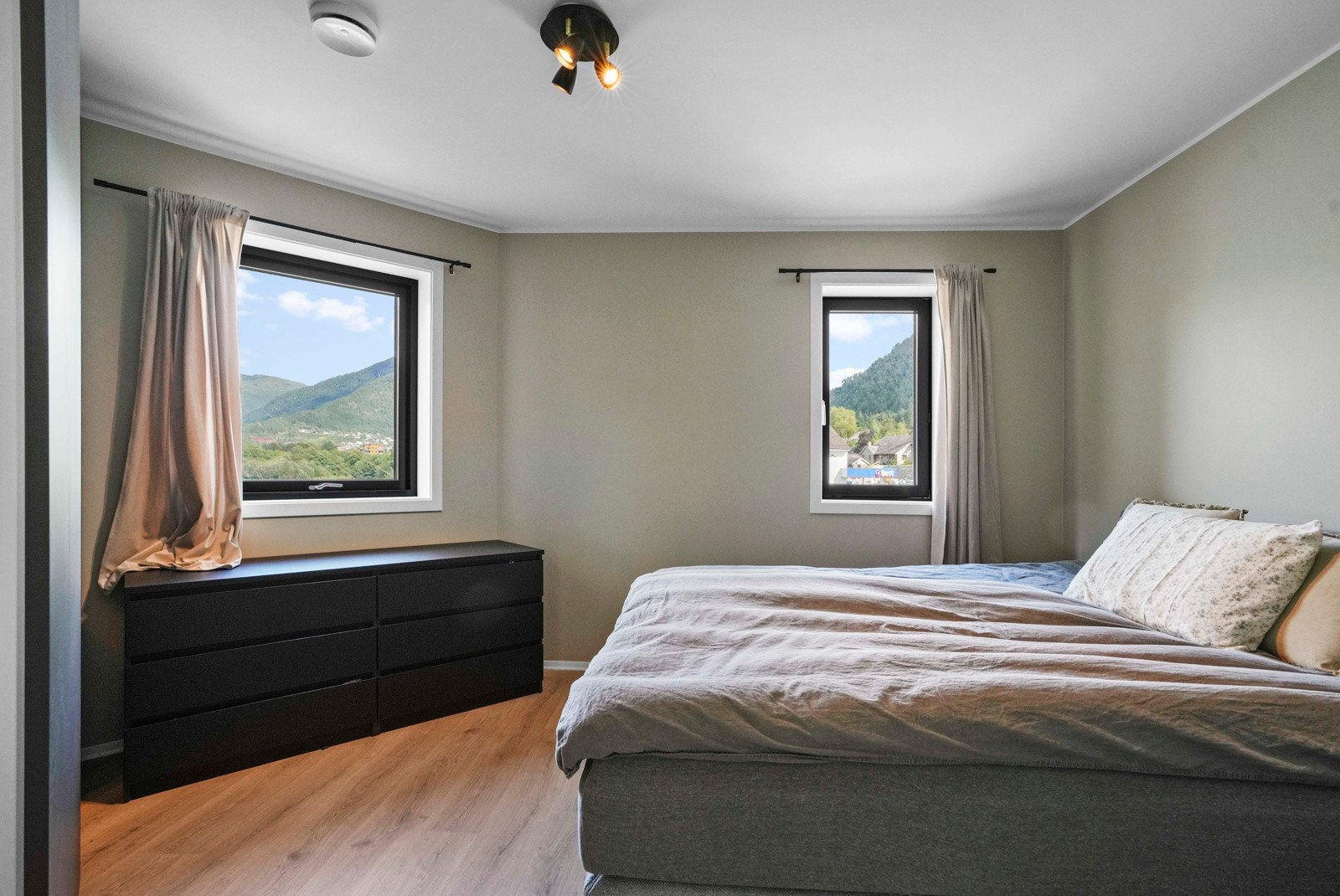 Romslig soverom på ca.12m2 med skyvedørsgarderobe Galleribilde