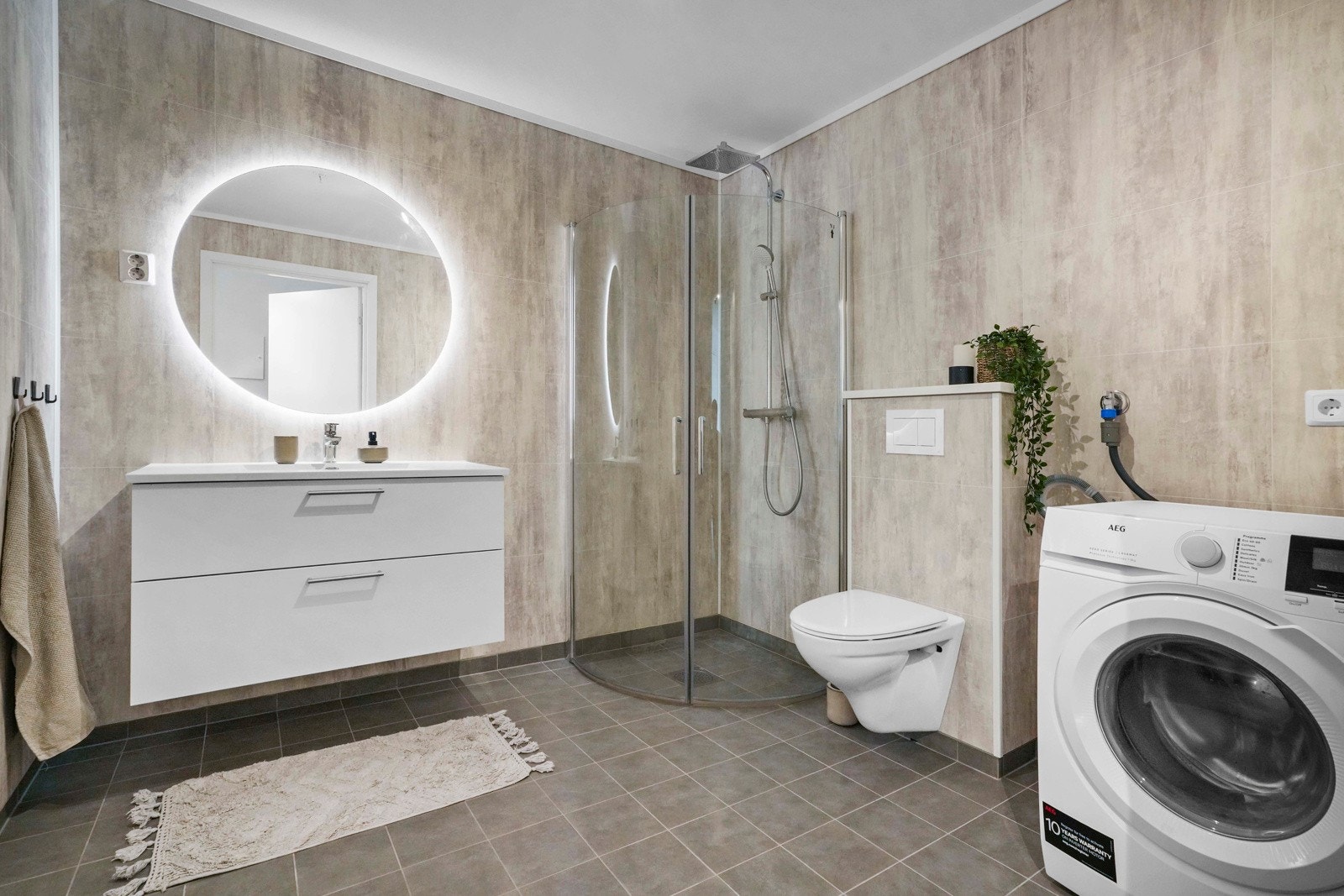 Kombinert bad og vaskerom med flislagt gulv med vannboren varme Galleribilde