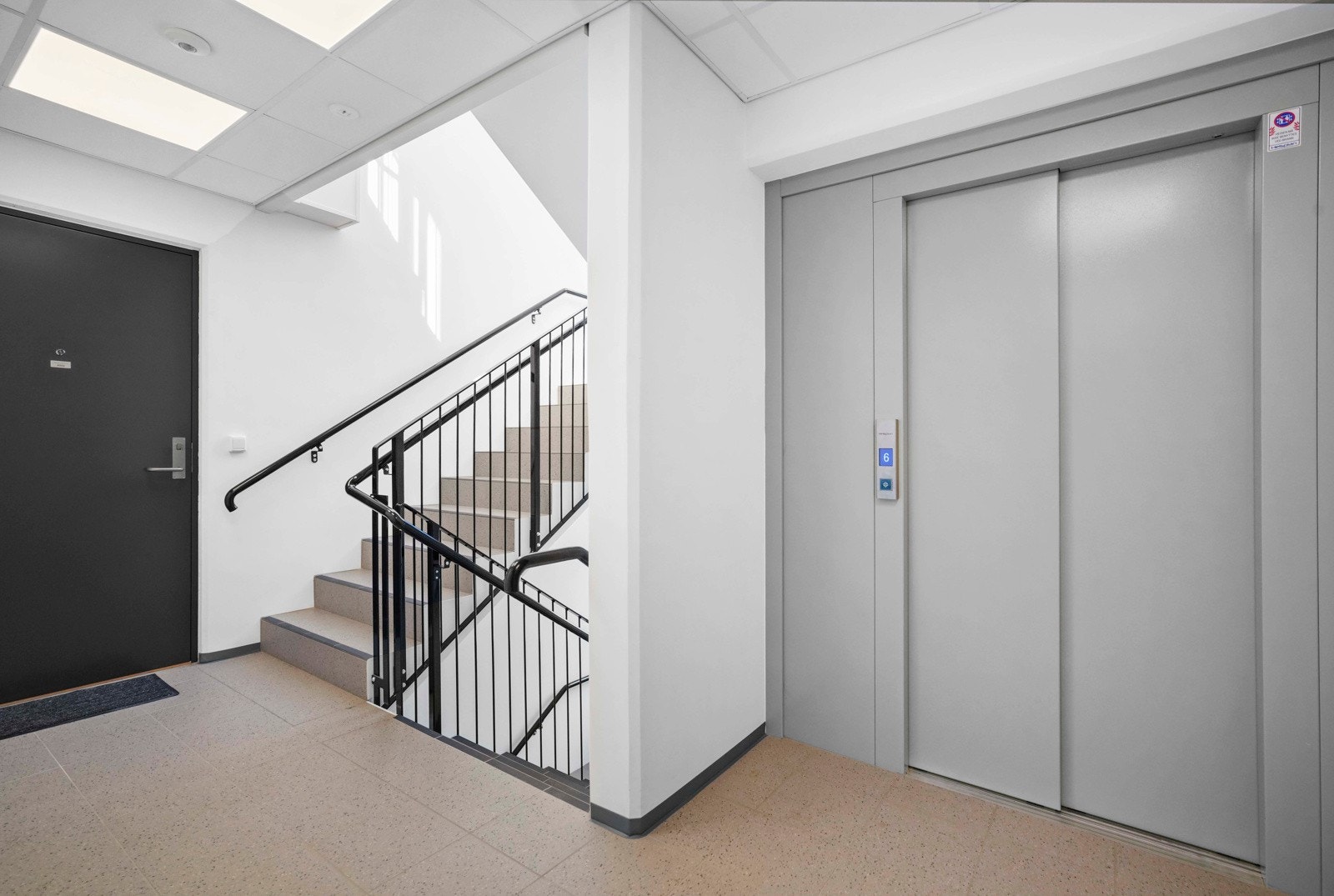 Heisadkomst til alle etasjer, samt helt opp på takterrassen Galleribilde