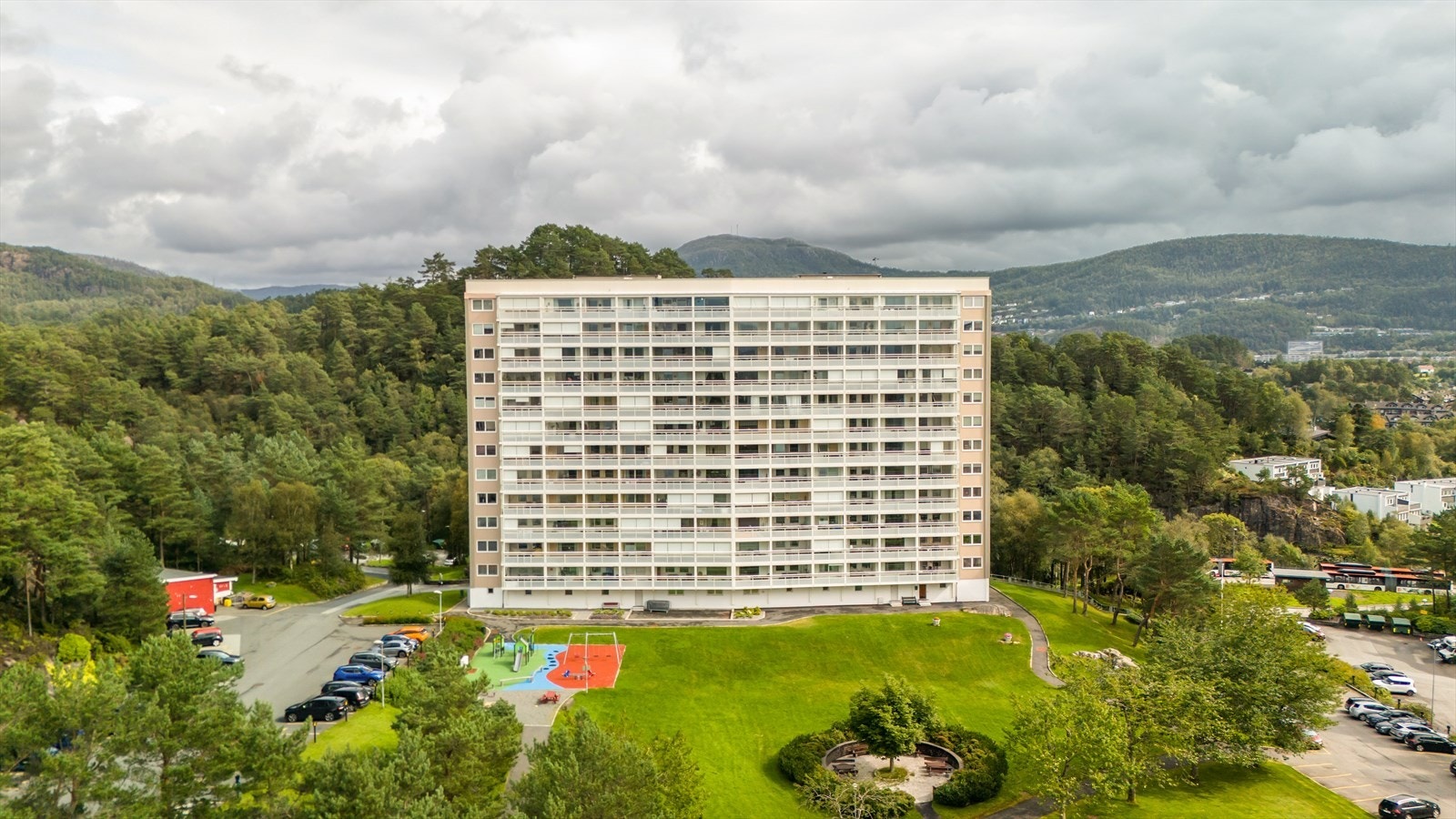 Her har du nærhet til alt du trenger av servicetilbud, kollektivtilbud og natur i hverdagen. Galleribilde