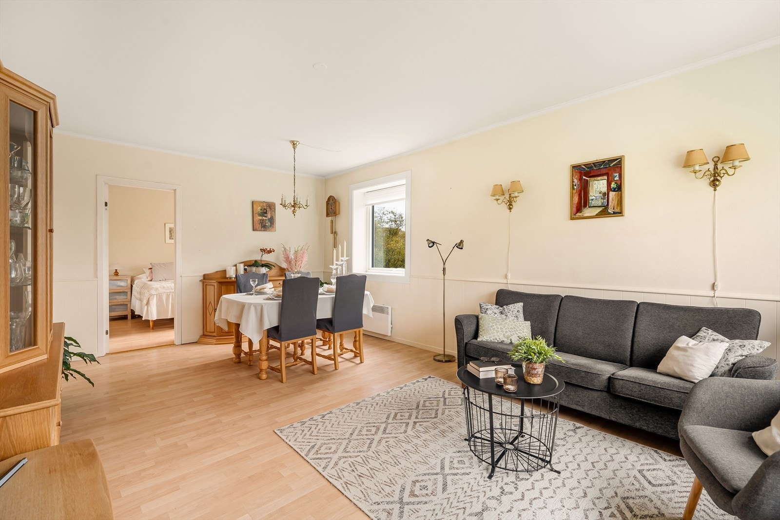 Romslig og lys stue på 22,8 m² med godt lysinnslipp, her er det god plass til å innrede med både spisebord og sofagruppe. Galleribilde