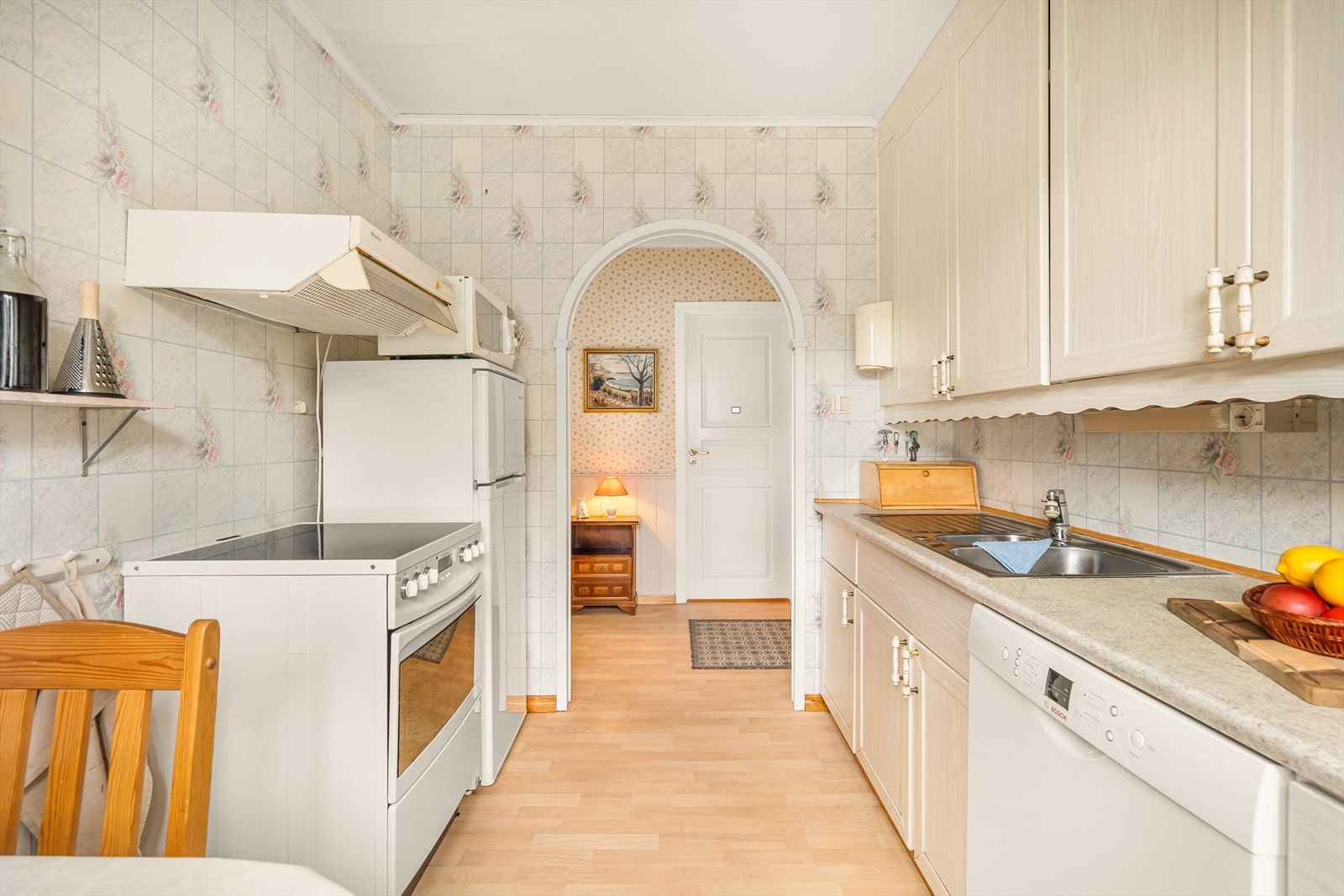 Stort kjøkken på 7,4 m² med god plass til et mindre spisebord. Galleribilde