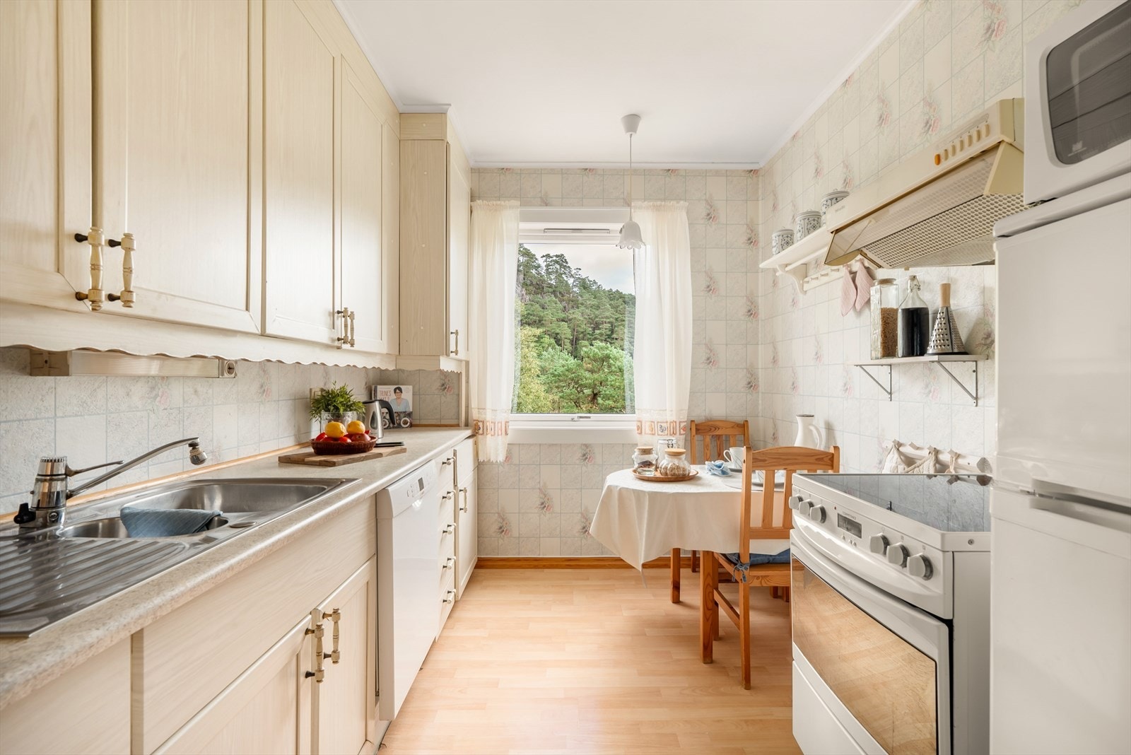 Kjøkkeninnredning med laminert benkeplate. Profilerte fronter. Opplegg for oppvaskmaskin. Kjøkkenventilator med kullfilter. Galleribilde