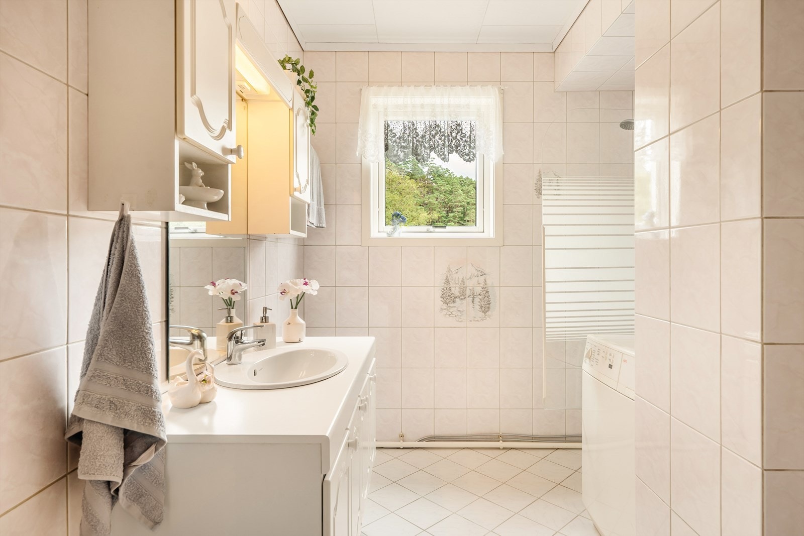 Lyst baderom på 6,4 m² med fliser på gulv og vegger. Galleribilde