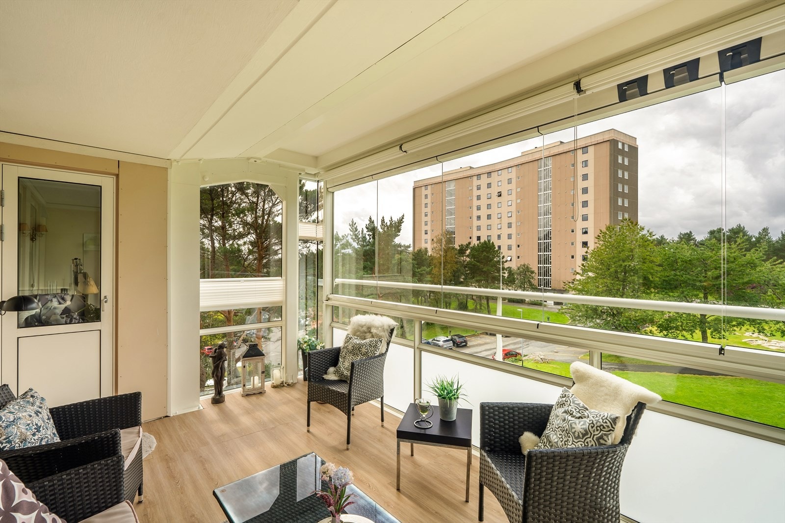 Solrik innglasset balkong på 12 m² - en perfekt forlengelse av stuen! Galleribilde