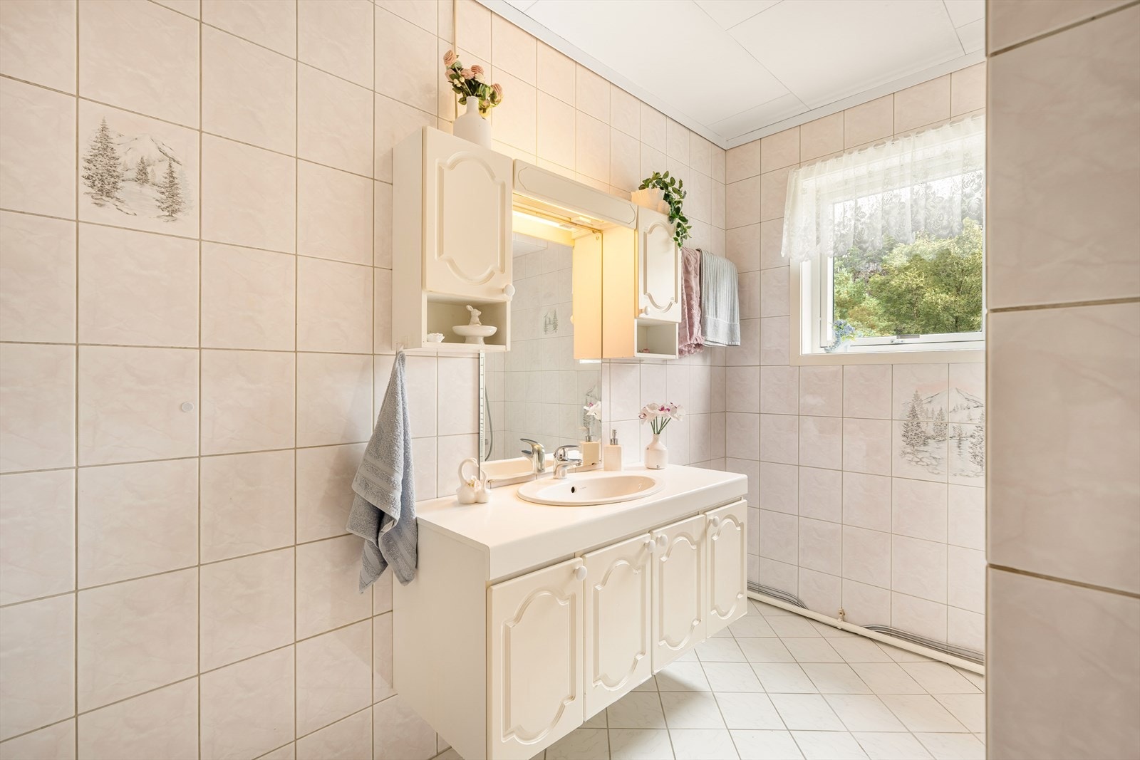 Sanitærutstyr er dusj, opplegg for vaskemaskin, toalett og servant med innredning. Varmekabler i gulv. Avtrekksventil i vegg. Galleribilde