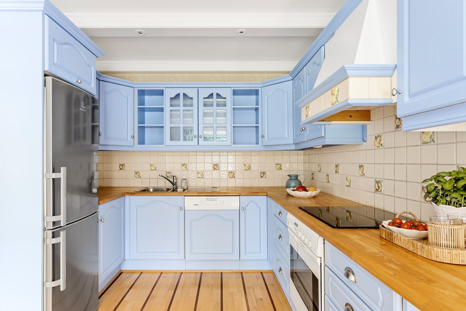 Innredningen har heltre benkeplate med nedfelt dobbel vaskekum. Belysning over benk. Ellers følger alle hvitevarene salget. Galleribilde