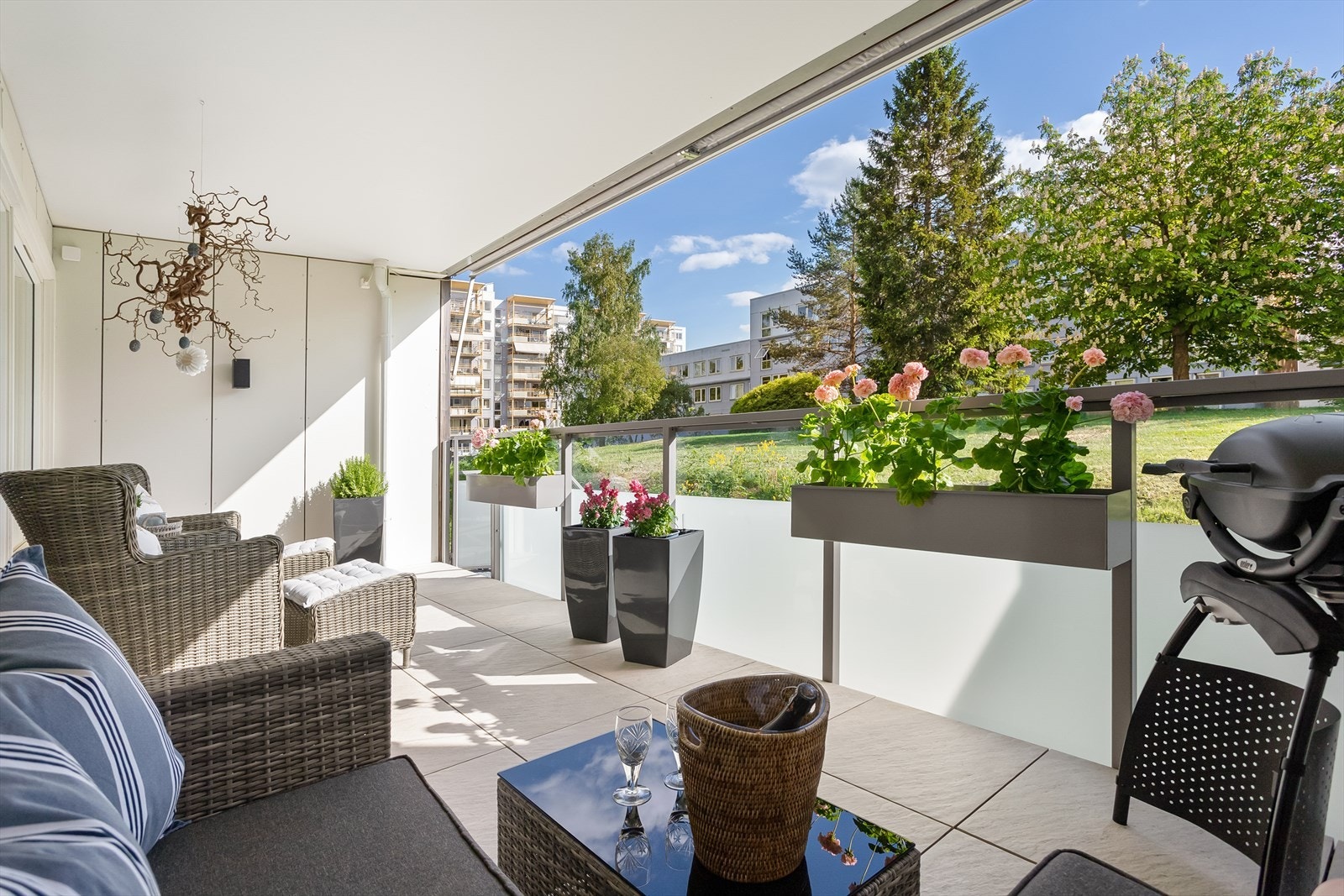 Den sydvestvendte balkongen er på hele 15 kvm, og har direkte utgang til grøntarealet. Galleribilde