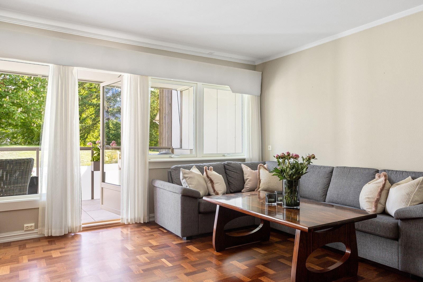 Oppholdsrommet har store vindusflater som gir en god lyskvalitet. Vinduene ble byttet i 2016/2017. Galleribilde