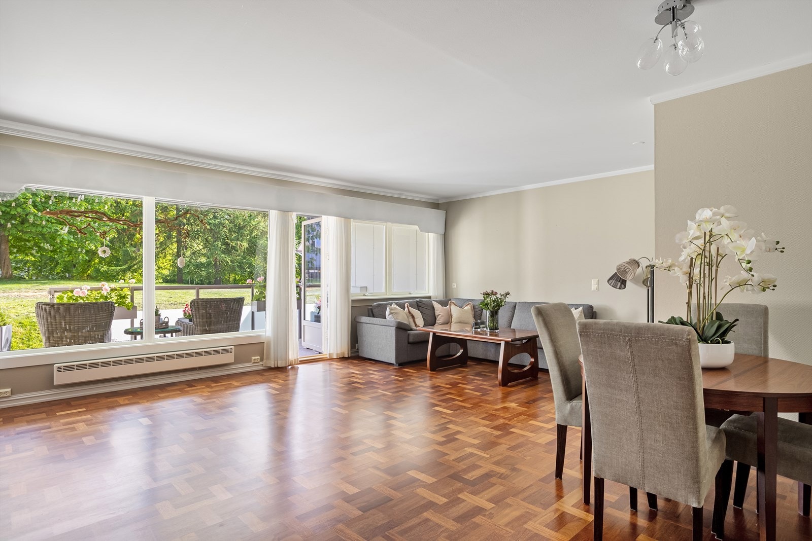 Innvendig fremstår boligen som velholdt, og det er gjort flere oppgradering gjennom årene som bl.a flytting av kjøkken, rehabilitering av bad og oppussing av toalettrom. Galleribilde