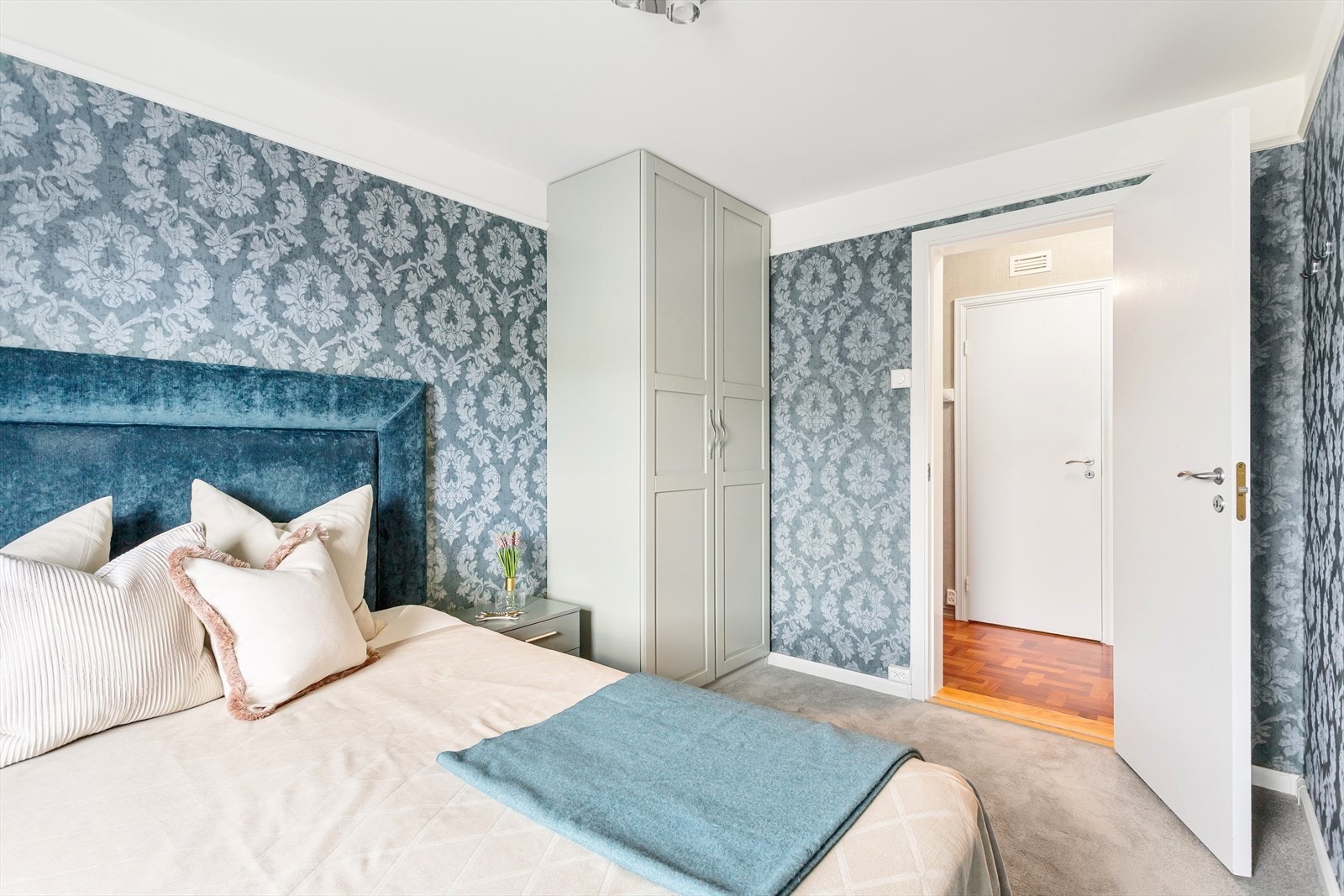 Behagelig hovedsoverom med tapetserte vegger og vegg-til-vegg teppe. Soverommet ble pusset opp i 2017. Galleribilde