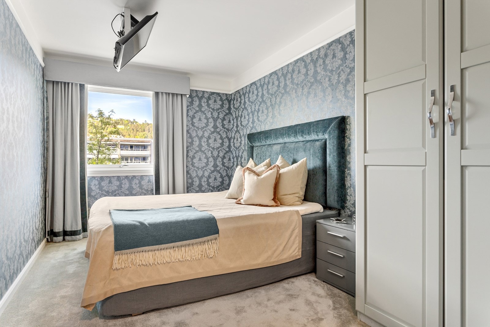 Leiligheten har to fine soverom. Hovedsoverommet er av god størrelse og har plass til dobbeltseng og garderobeskap. Galleribilde