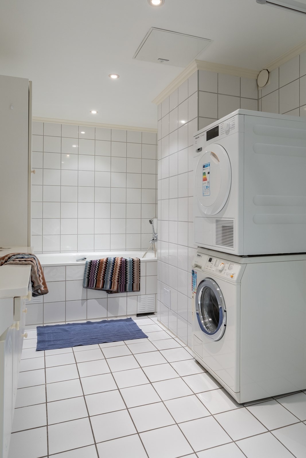 Vaskemaskin og tørketrommel medfølger. Galleribilde