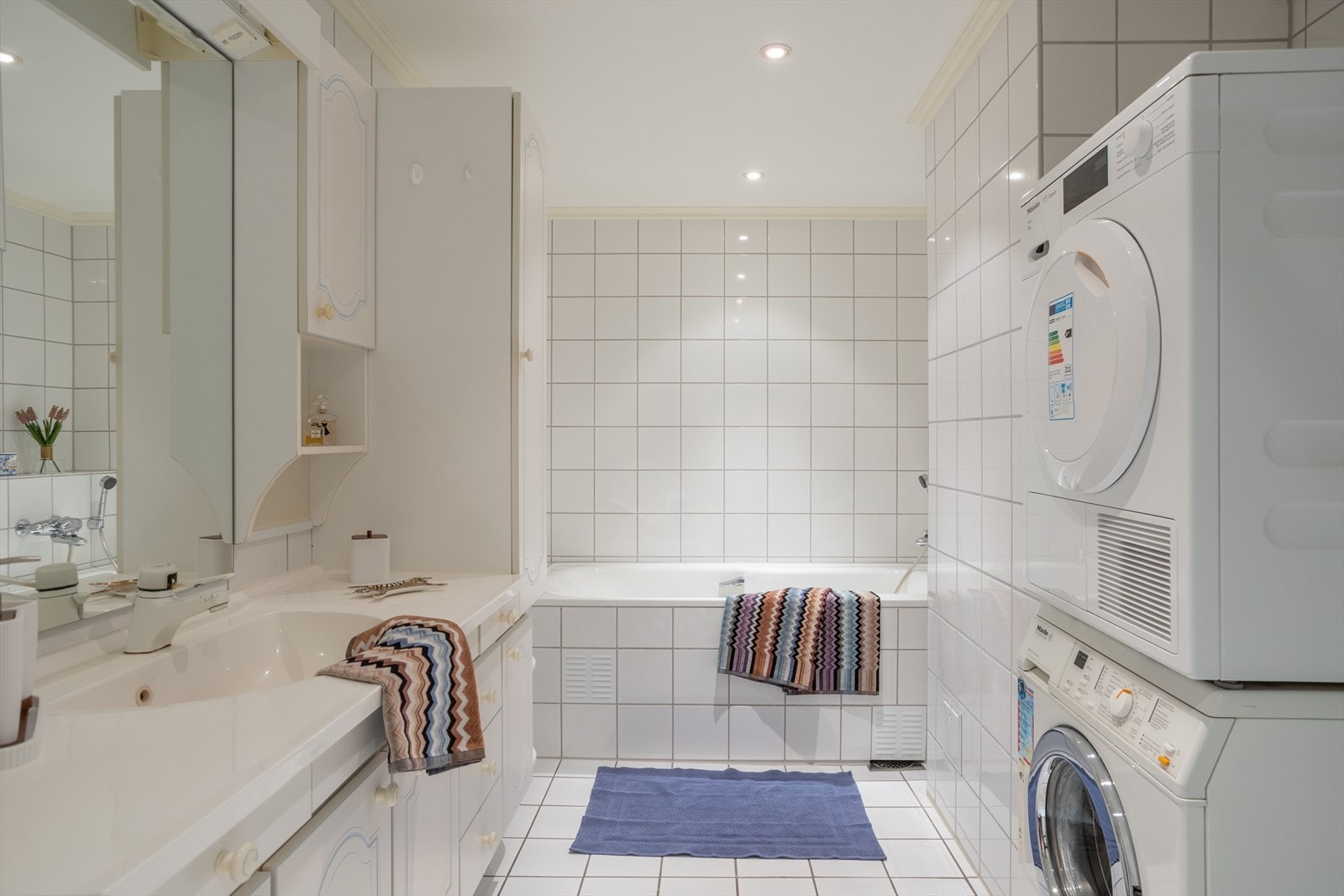 Badet er rehabilitert i 2004. Det er både badekar og dusj, samt pass til vaskemaskin og tørketrommel Galleribilde