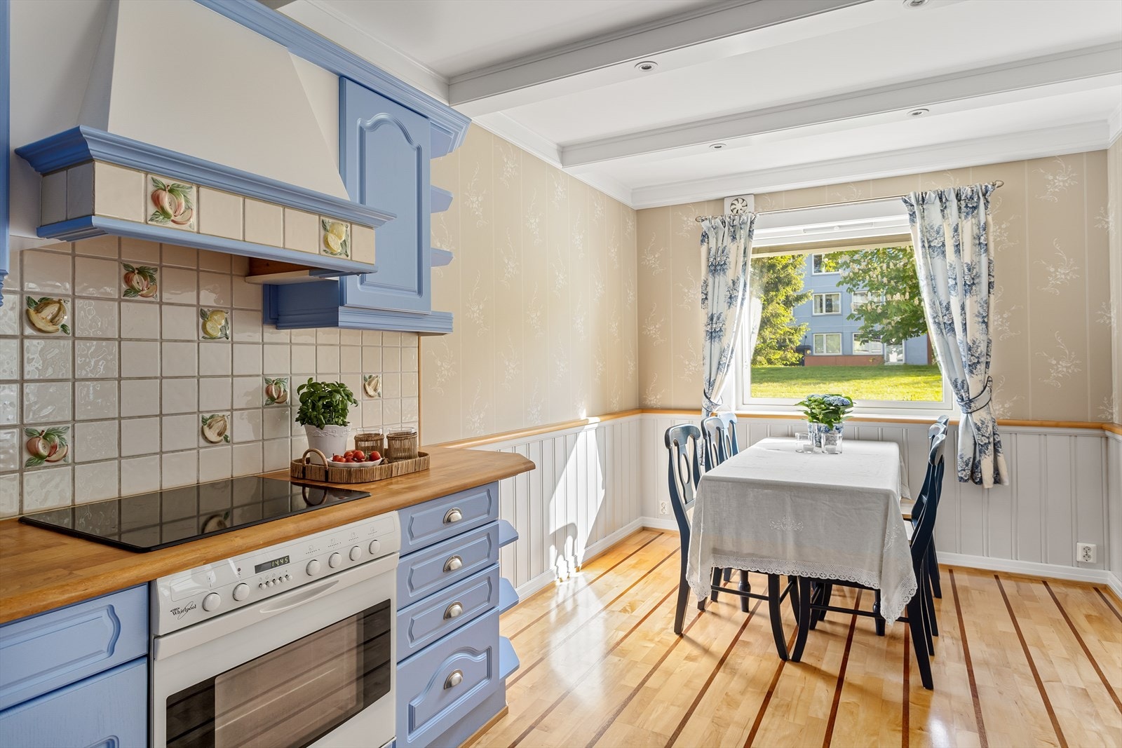 Kjøkkenet ble flyttet fra stuen til separat rom (tidligere soverom) og har god spiseplass til 8 personer. Galleribilde