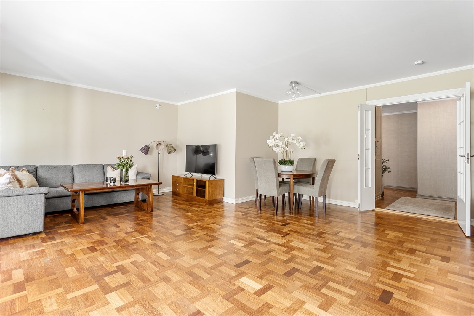 Stuen fremstår som lys og luftig, og er av god størrelse. Her kan det enkelt møbleres etter eget ønske Galleribilde