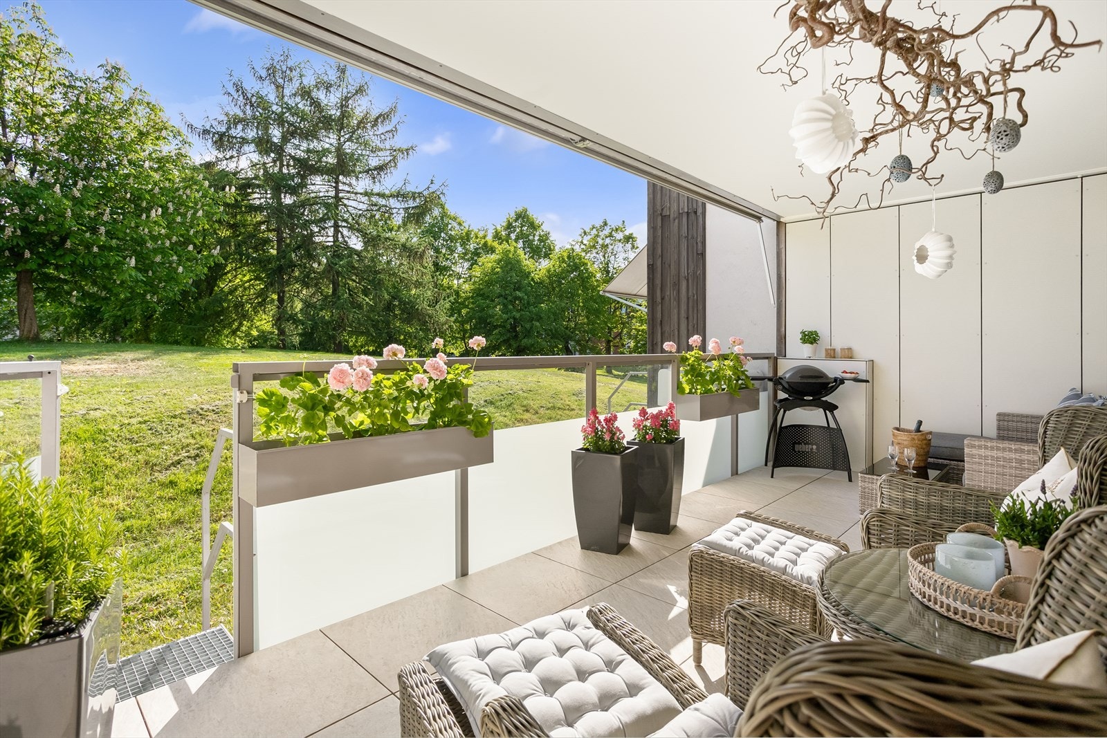 Leiligheten ligger i første etasje, og har en solrik balkong med direkte utgang til stort og fredelig grøntareal. Galleribilde