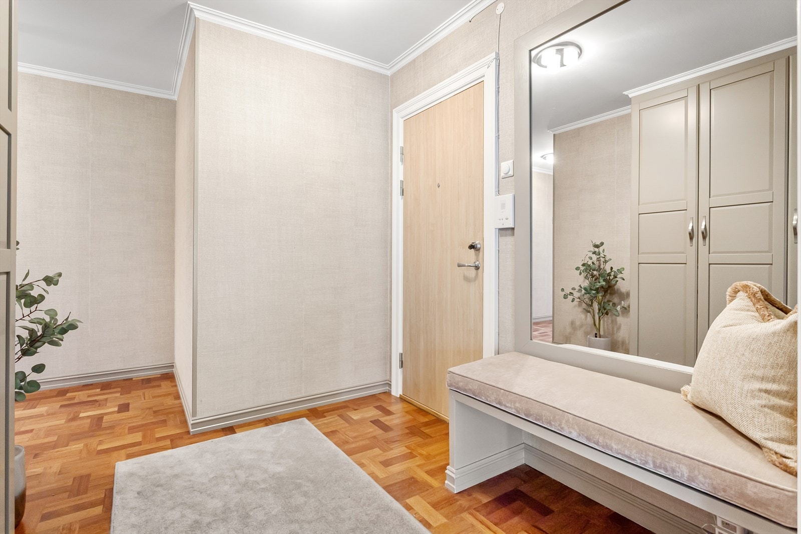 Romslig entré. Galleribilde