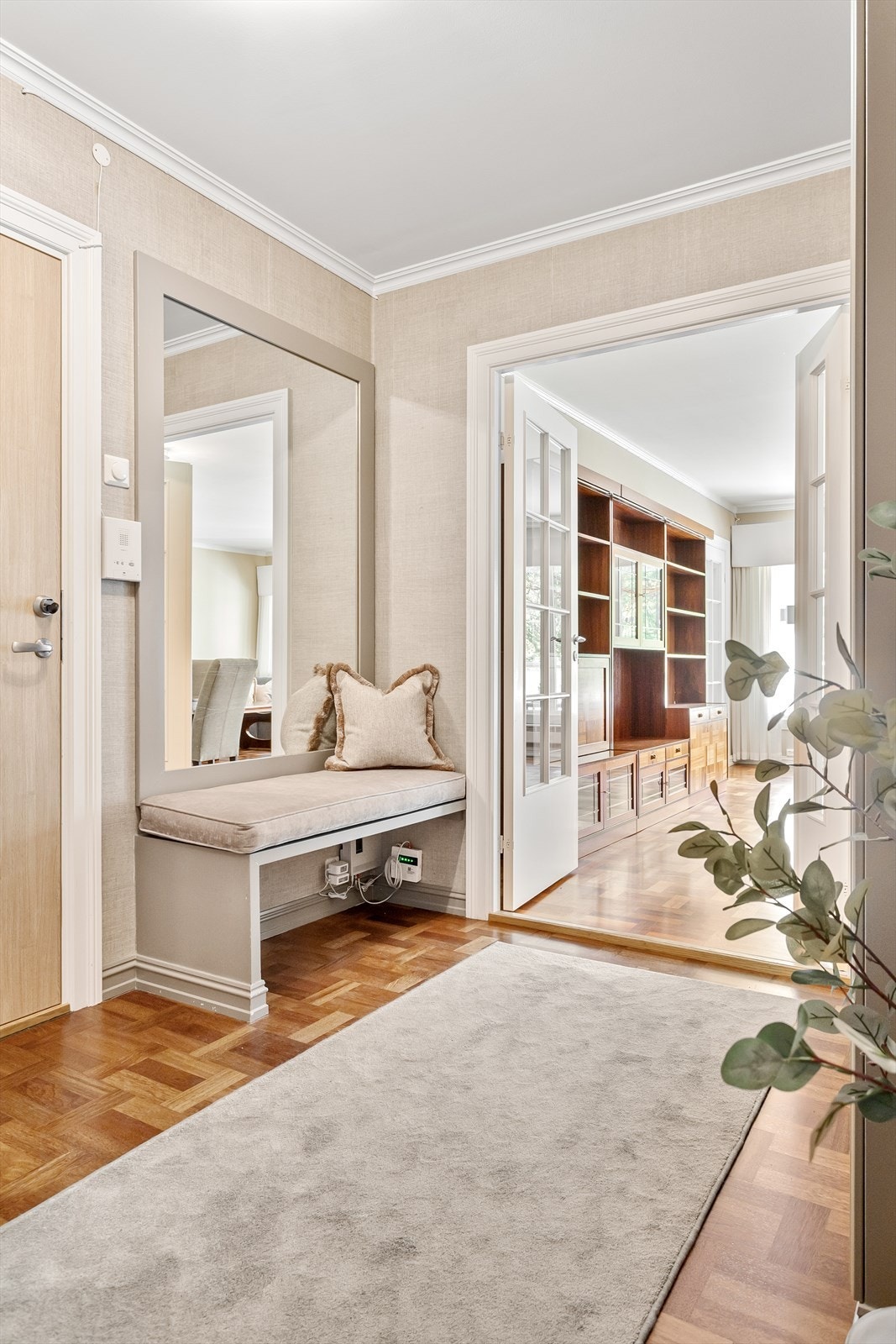 Hyggelig entré med plassbygd sittebenk og garderobeskap i samme stil. Galleribilde